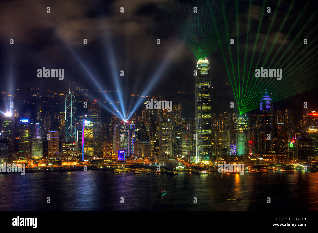 Esta sinfonía de luces, espectáculo multimedia, la combinación de luces,  música y luz láser en la isla de Hong Kong.hong kong show de luz láser  Fotografía de stock - Alamy