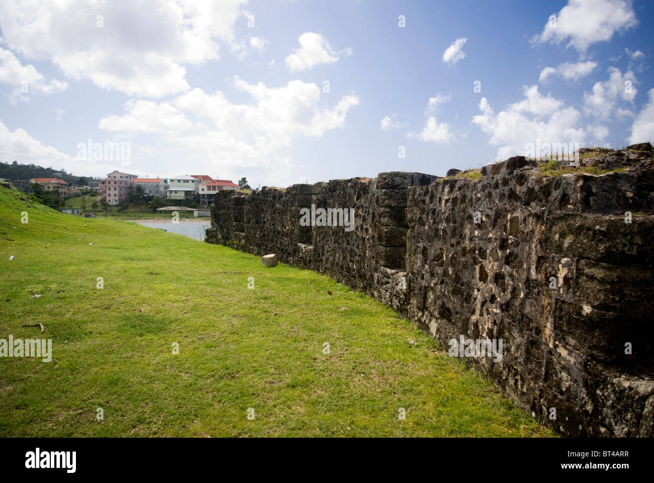 Comunidad Tapion Santa Lucía con el antiguo muro histórico en primer plano Foto de stock