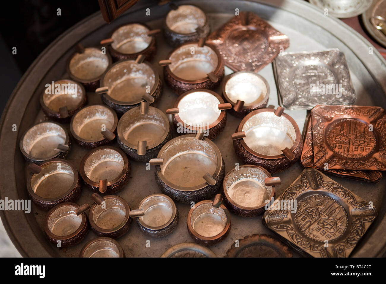 Varios elementos, incluyendo cobre ceniceros y vasijas de almacenamiento en Kazandžiluk Street en Sarajevo. Foto de stock