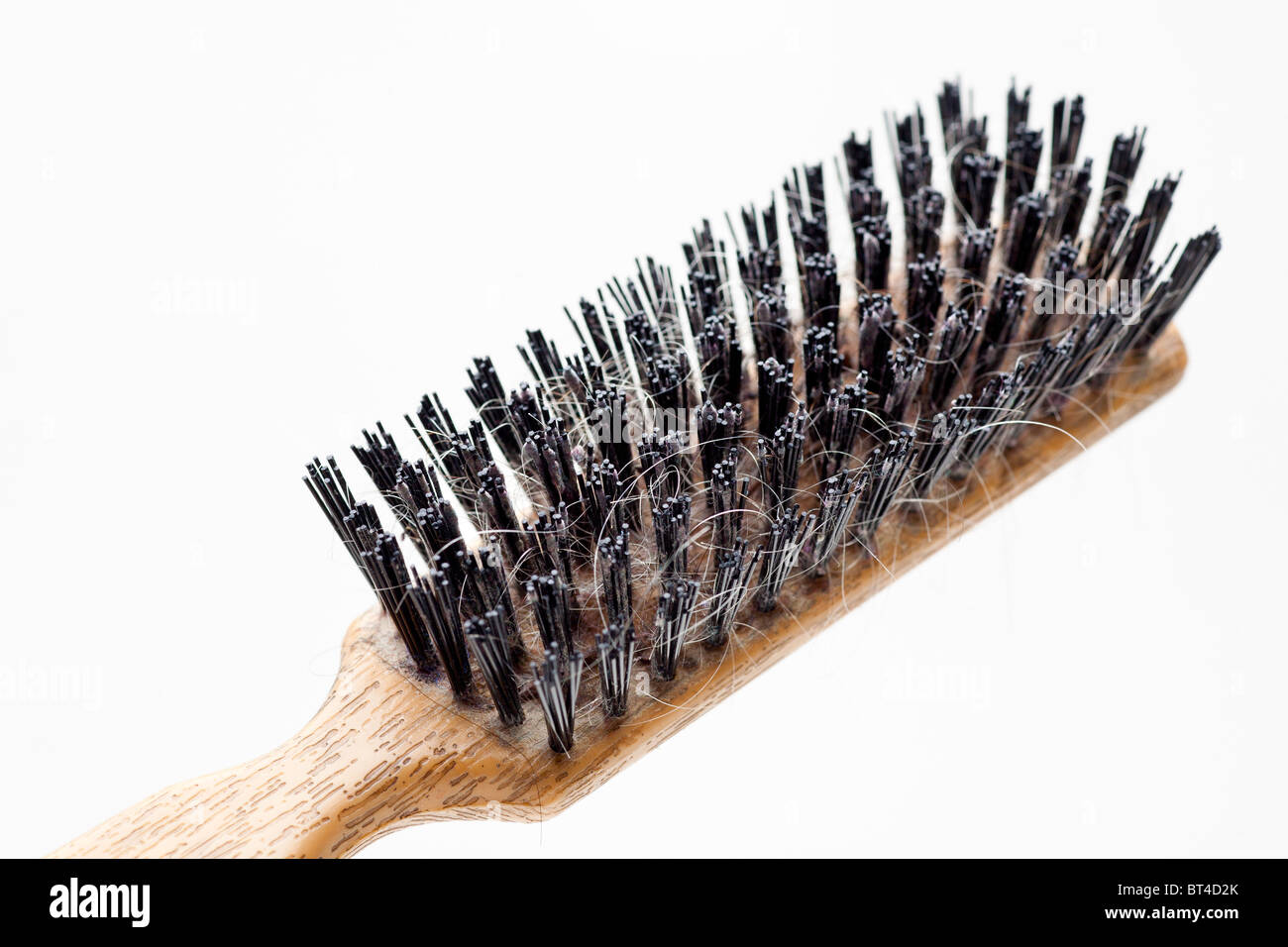 Acercamiento de cepillo para el pelo sucio. Foto de stock