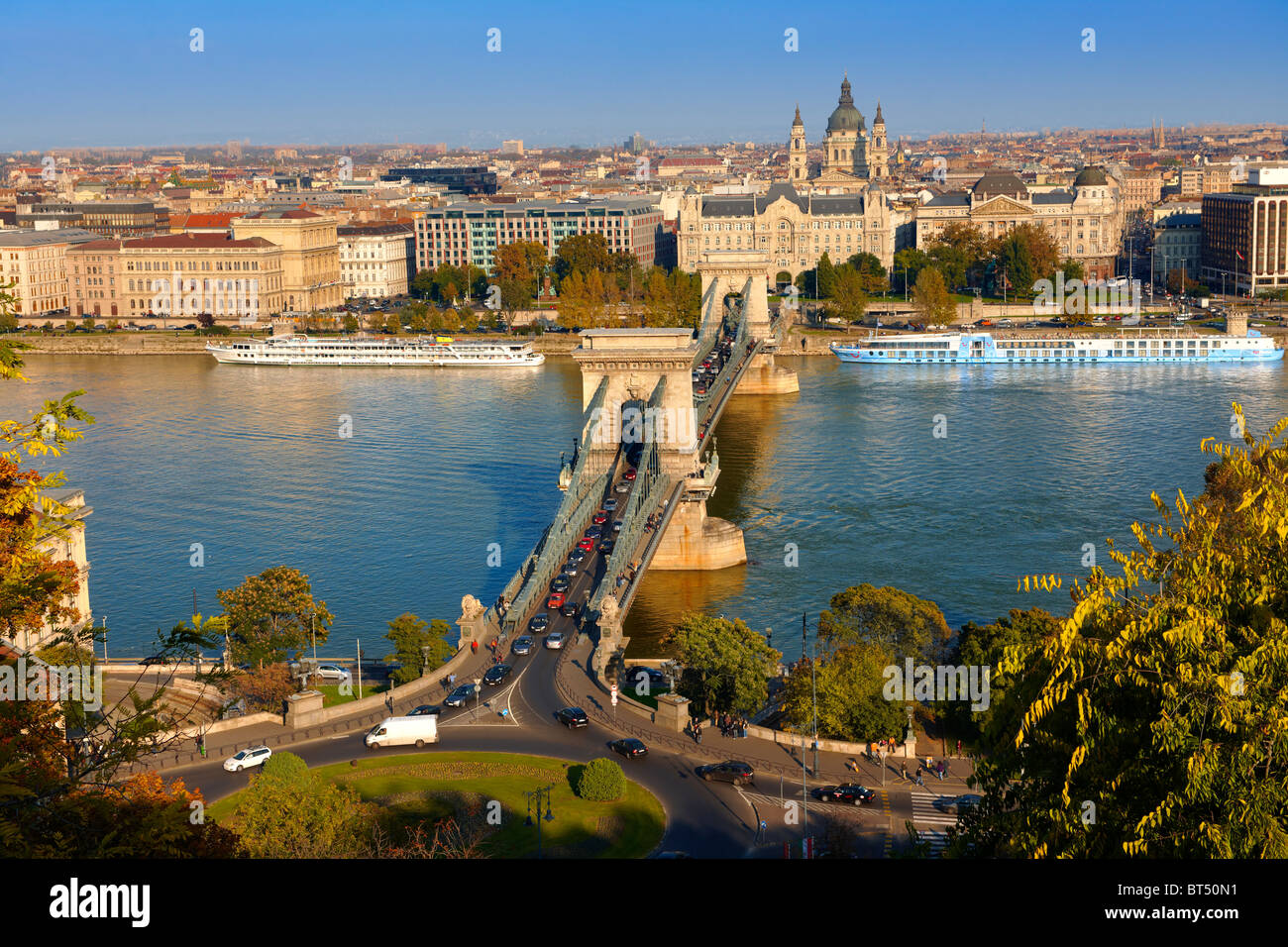 Ver a través del Danubio de Pest desde la colina del castillo de Buda, con el puente de la cadena Szecheni ( Lanchid ). Budapest, Hungría Foto de stock
