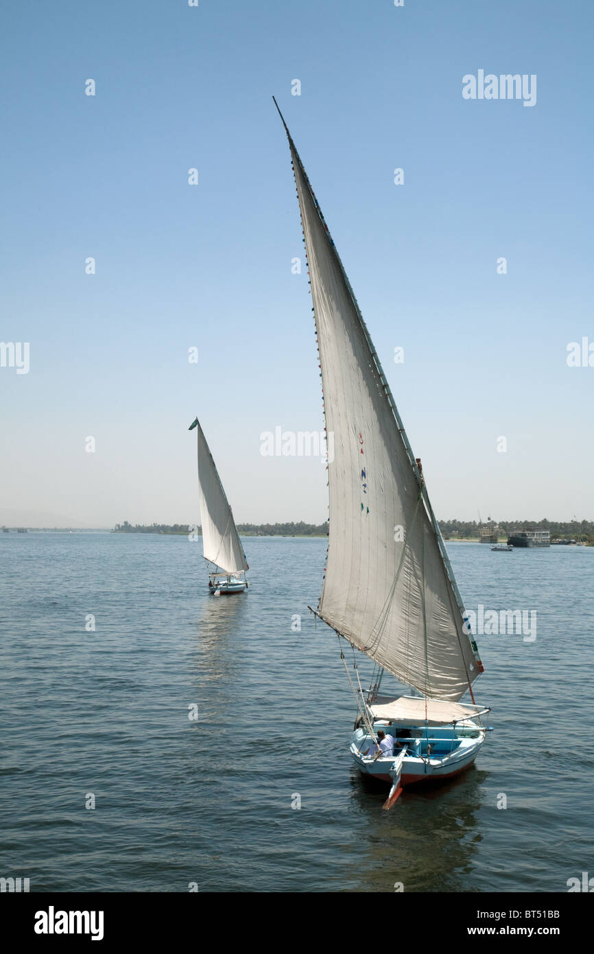 Felucca del Nilo; dos felucas navegando en el río Nilo, Alto Egipto, África Foto de stock