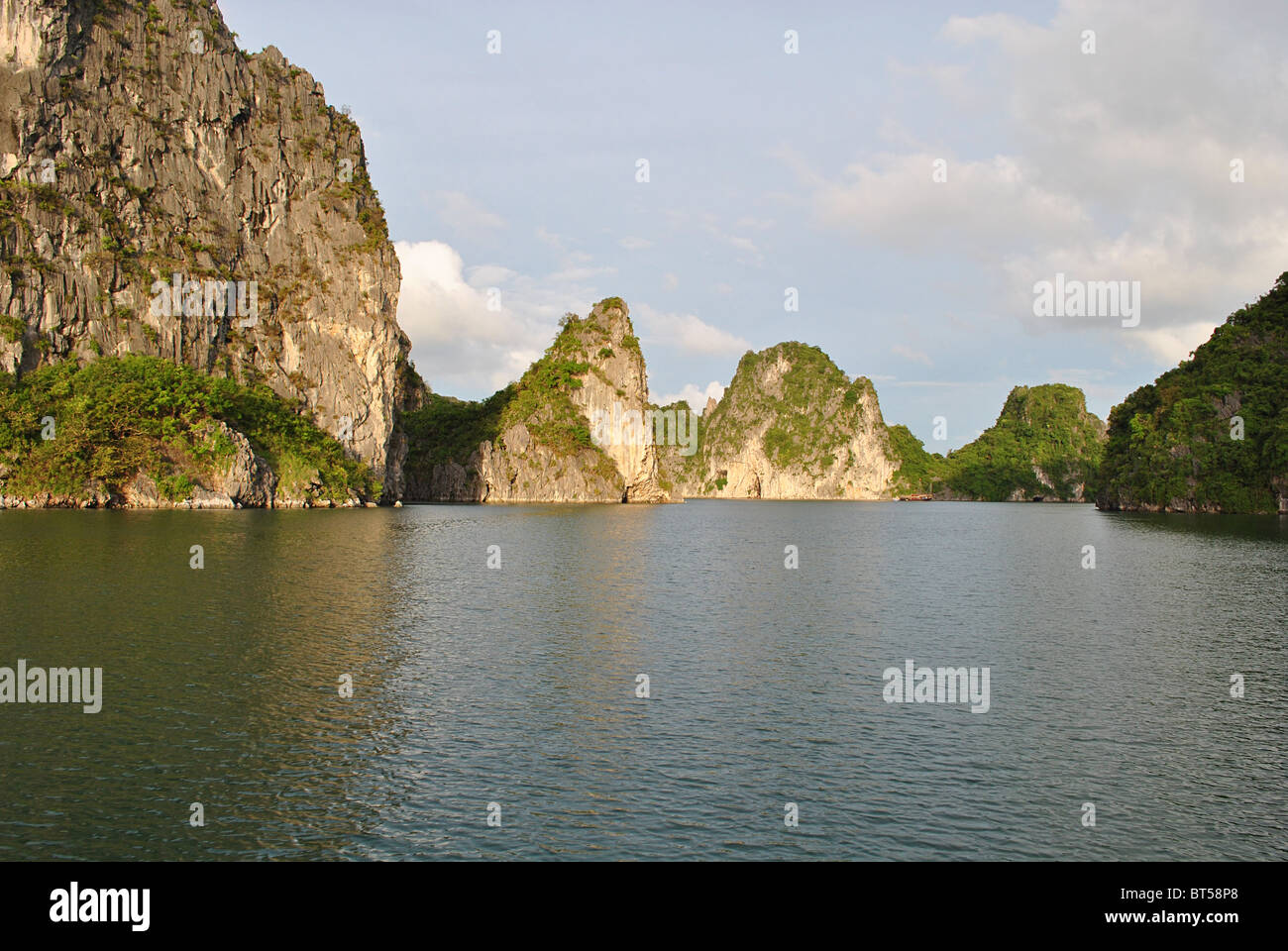 'Karst' paisajes de piedra caliza en la Bahía de Halong, Vietnam Foto de stock