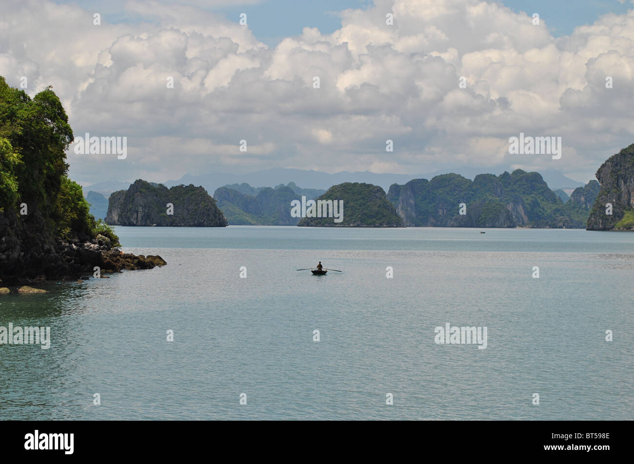 Bote de remos en la Bahía de Halong, Vietnam Foto de stock