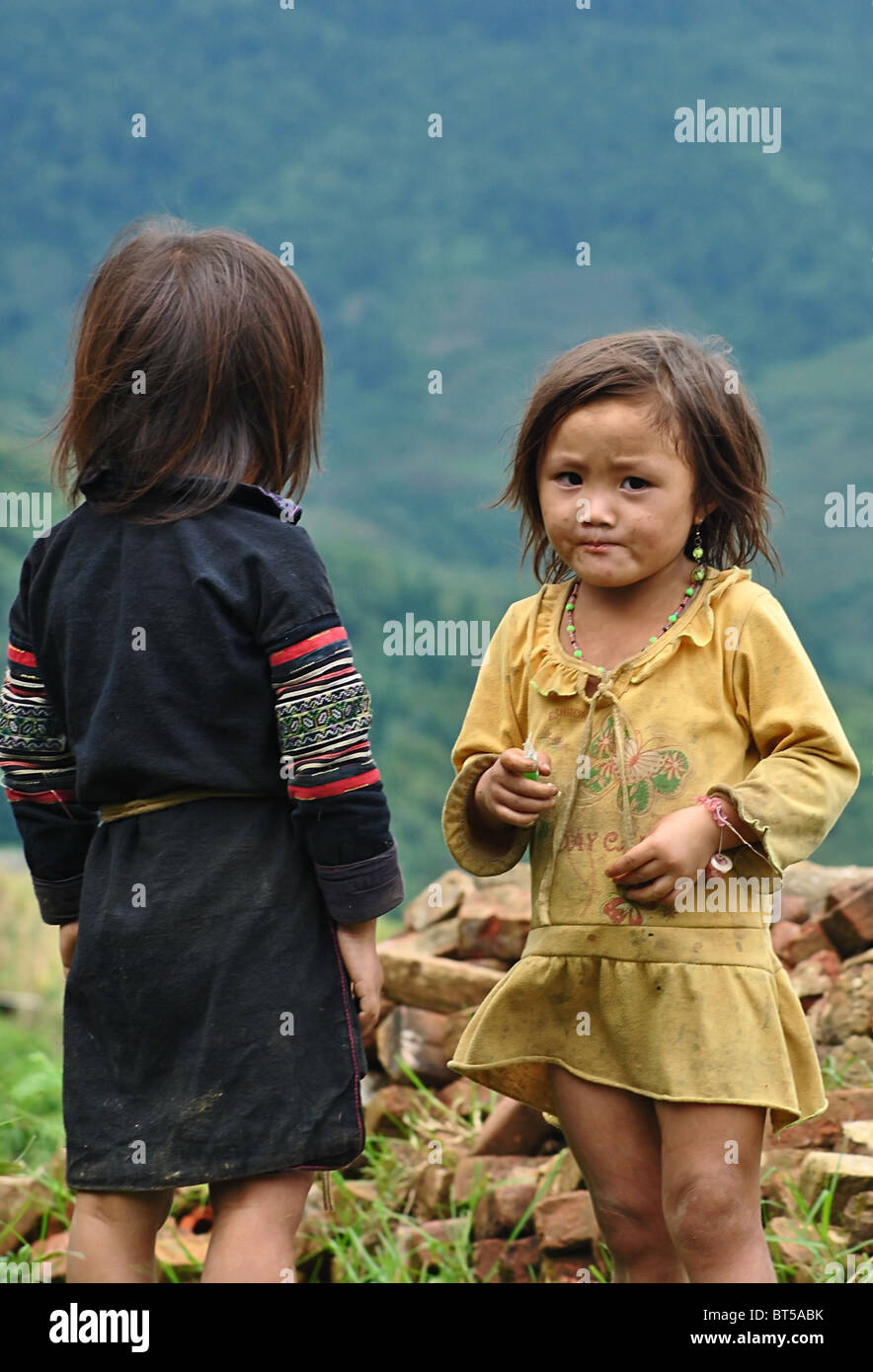 Dao Tribal Black niños cerca de Sapa, Vietnam Foto de stock