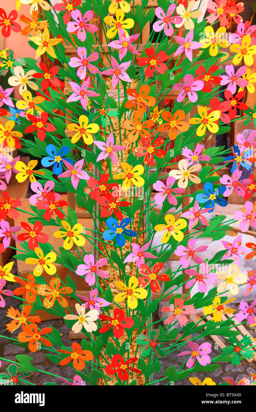 Multicolores flores coloridas de madera artesanía de Polonia Foto de stock
