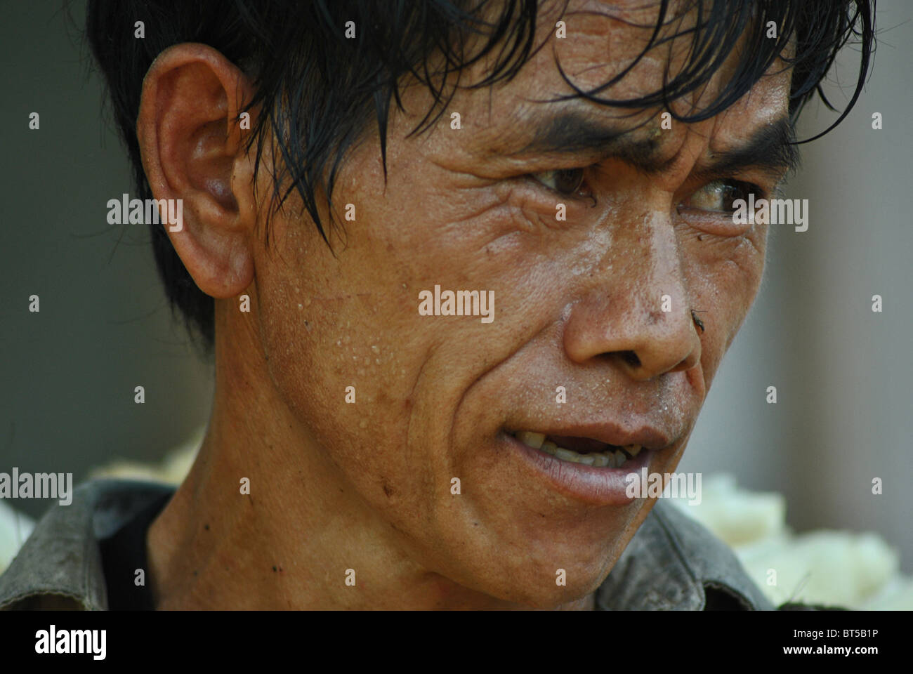 Hombre cansado cerca de Sapa, Vietnam Foto de stock
