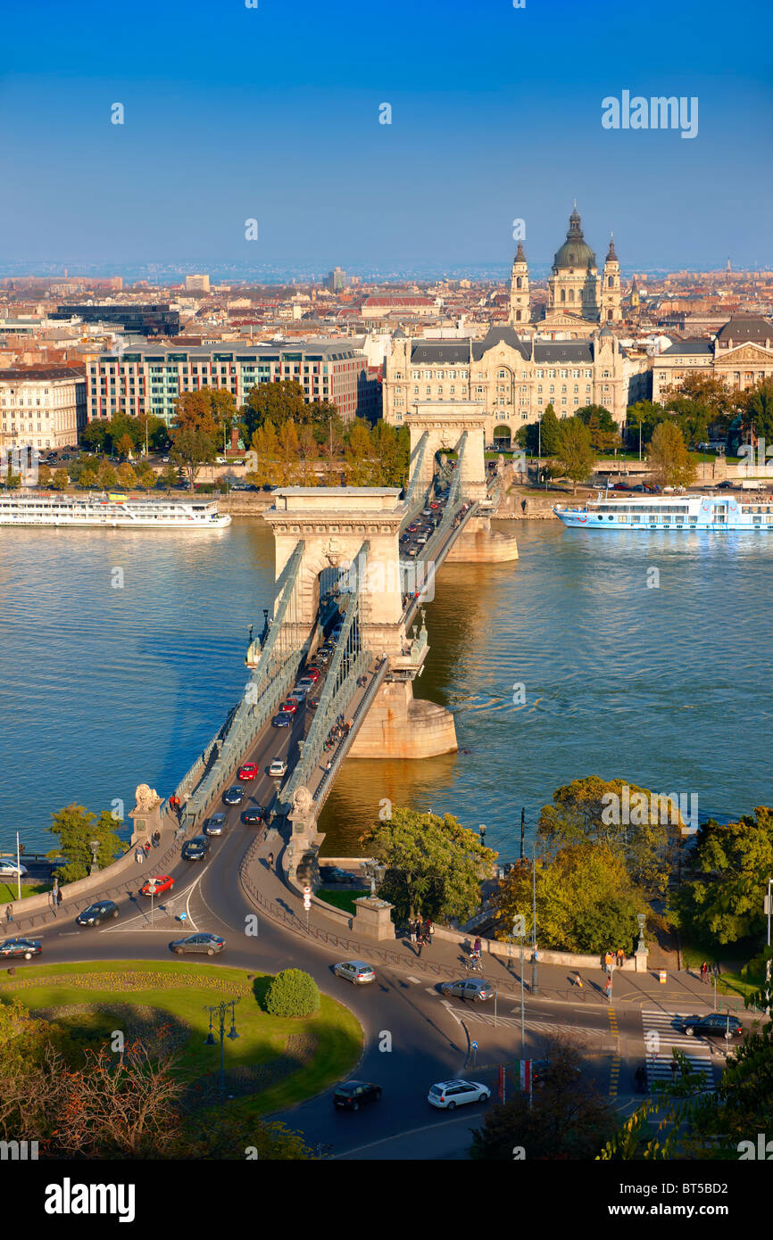 Ver a través del Danubio de Pest desde la colina del castillo de Buda, con el puente de la cadena Szecheni ( Lanchid ). Budapest, Hungría Foto de stock