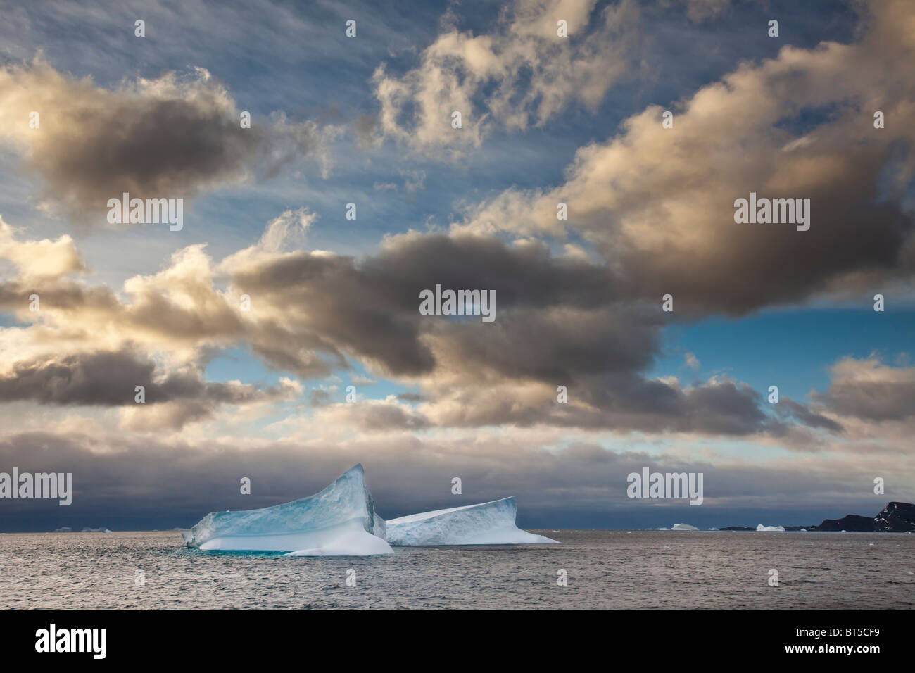 La luz de la mañana y las nubes más icebergs cerca de la Isla Coronación, Islas Orcadas del Sur, el Océano Austral. Foto de stock