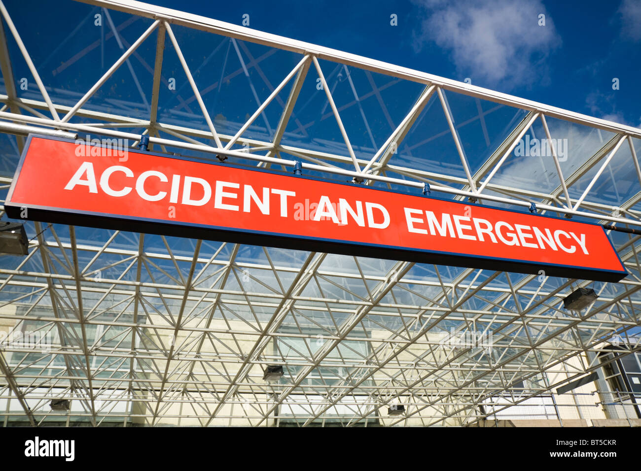 El A & E firmar y la entrada del departamento de accidentes y urgencias en el Frimley Park Hospital NHS, Camberley. Foto de stock
