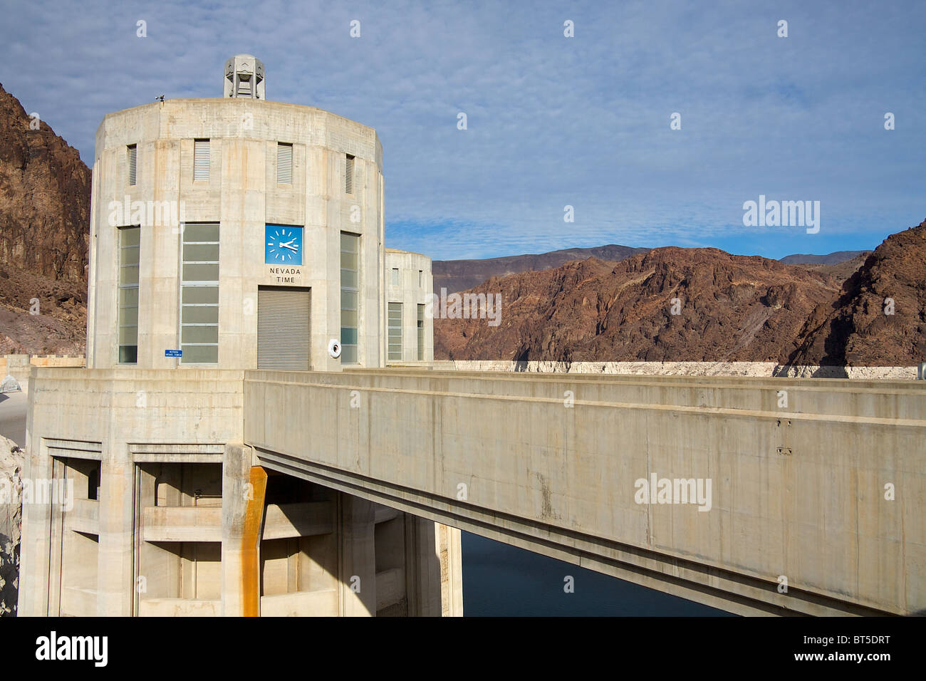 Una de las cuatro torres de admisión en el Hoover Dam Foto de stock