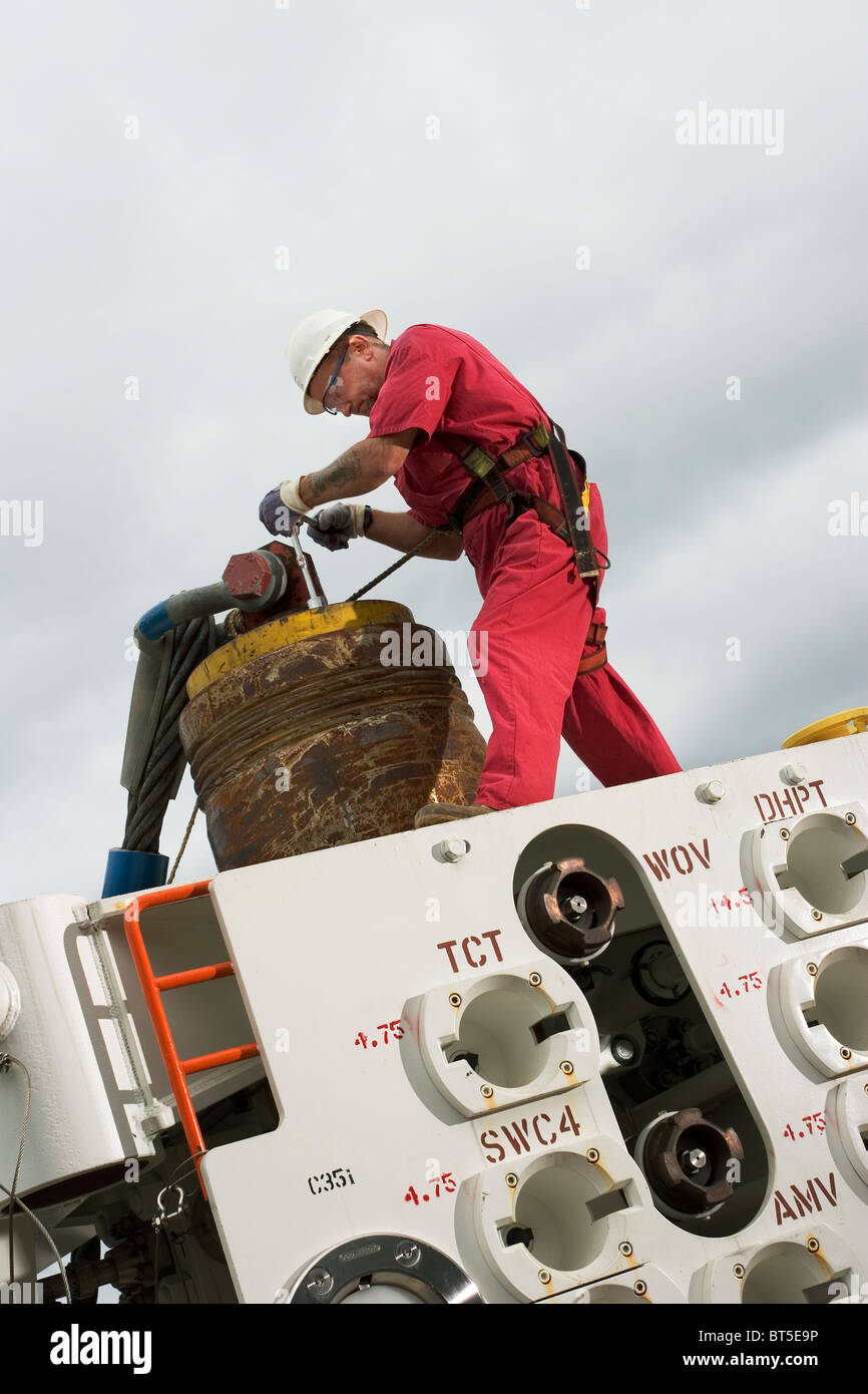 Luba Freeport de aceite. Instalación de parte de las plataformas petrolíferas y árbol de cabeza ejecutar herramienta para pruebas antes del transporte Foto de stock