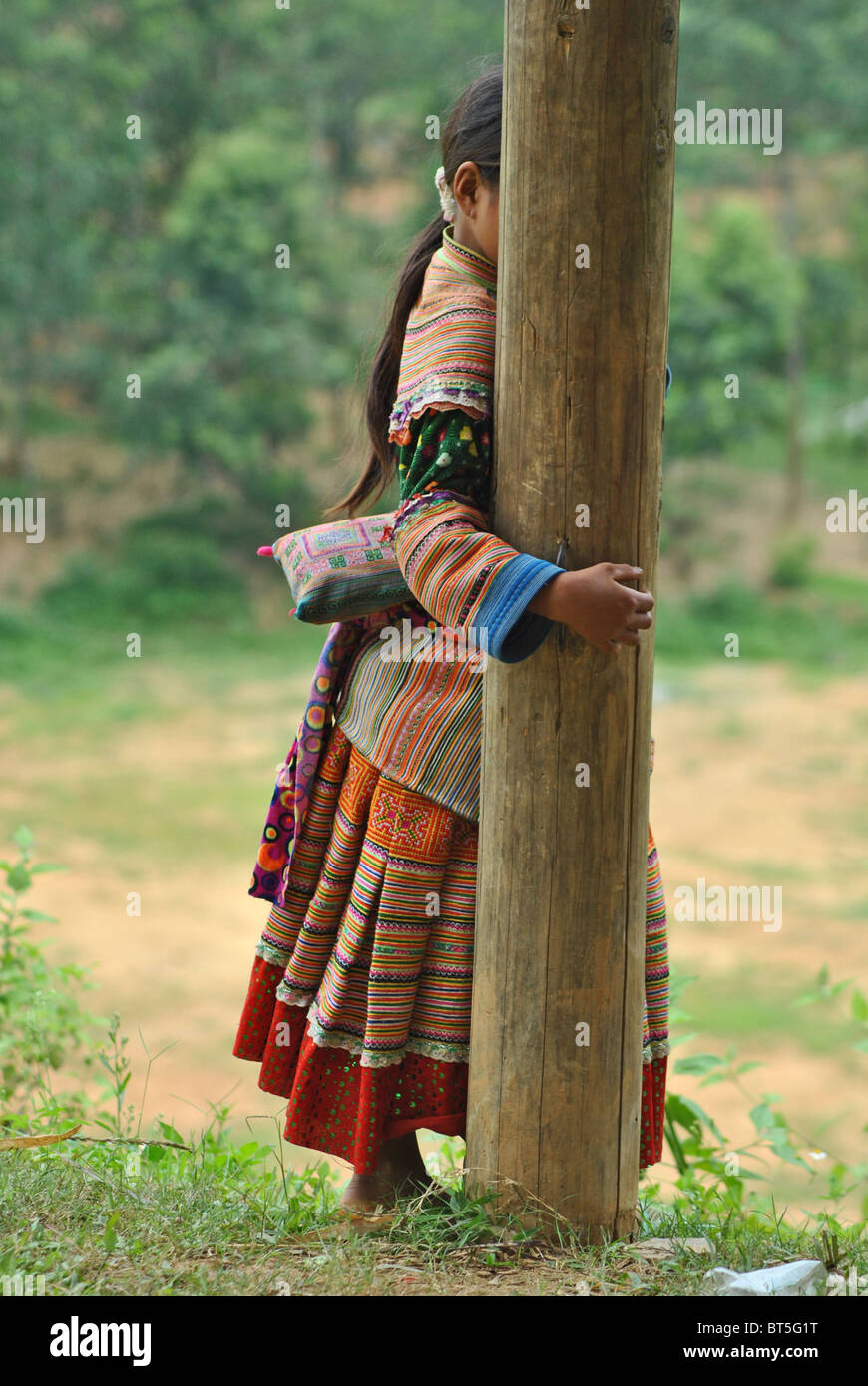 Tímida niña de 'flor' Hmong en traje tradicional cerca de Sapa, Vietnam Foto de stock