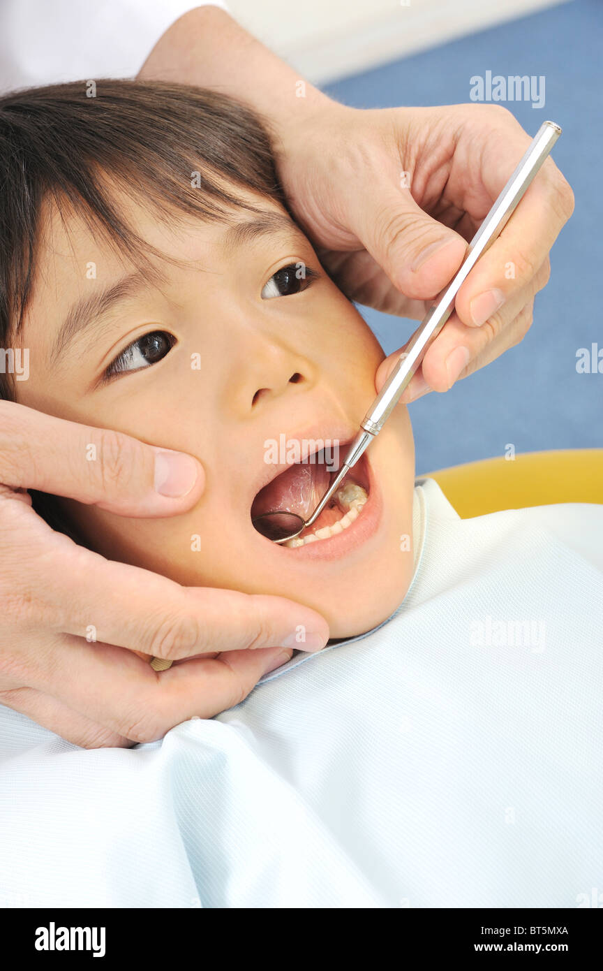 Boy sometidos a examen dental Foto de stock