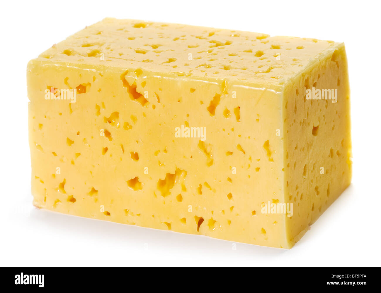 Trozo de queso aislado sobre fondo blanco. Foto de stock
