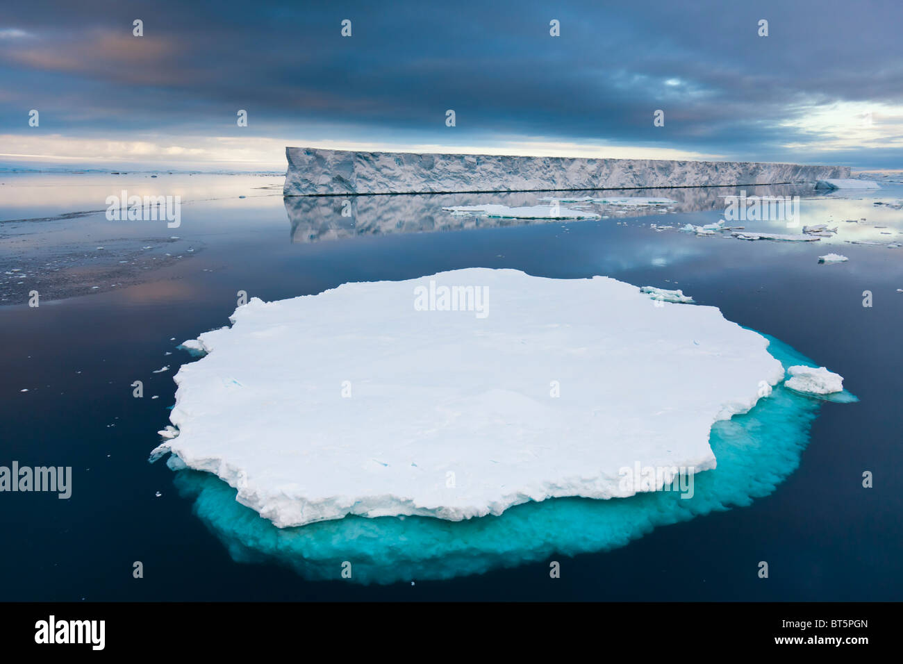 Gran iceberg tabular cerca de Isla Paulet, Península Antártica. Foto de stock