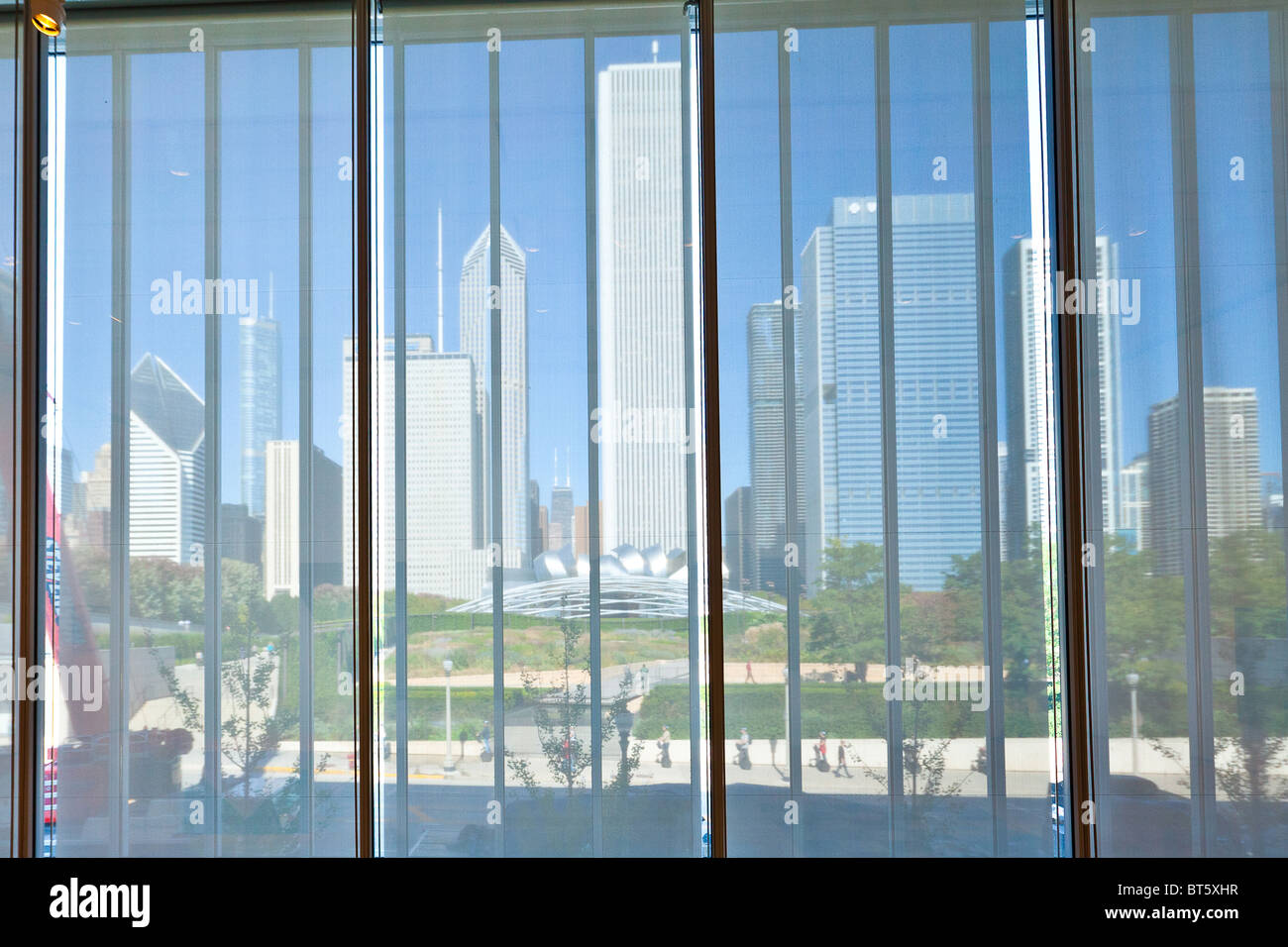 Horizonte de Chicago desde el interior del Instituto de Arte de Chicago, IL, USA. Foto de stock