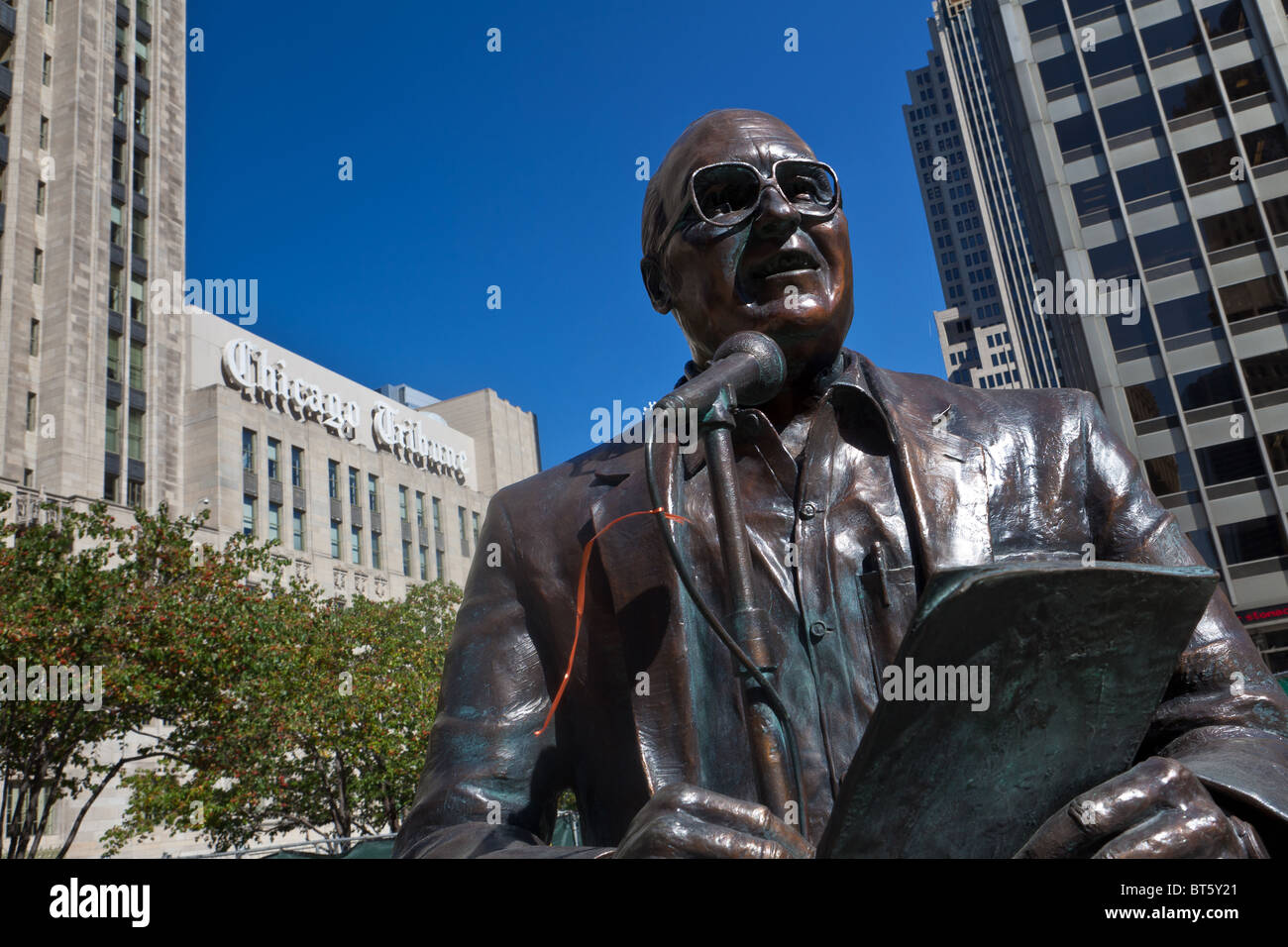 Estatua del legendario Jack Brickhouse Chicago emisora pionera en corte a lo largo de Michigan Ave Puente en Chicago, IL, USA. Foto de stock
