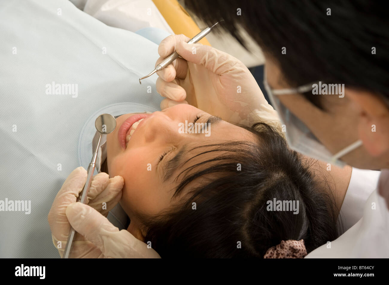 Chica sometidos a examen dental Foto de stock