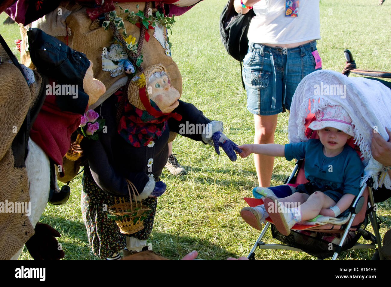 2010 Festival de Glastonbury Festival de Artes Escénicas contemporáneas elf troll enano poca gente empujar silla bebé niño Foto de stock