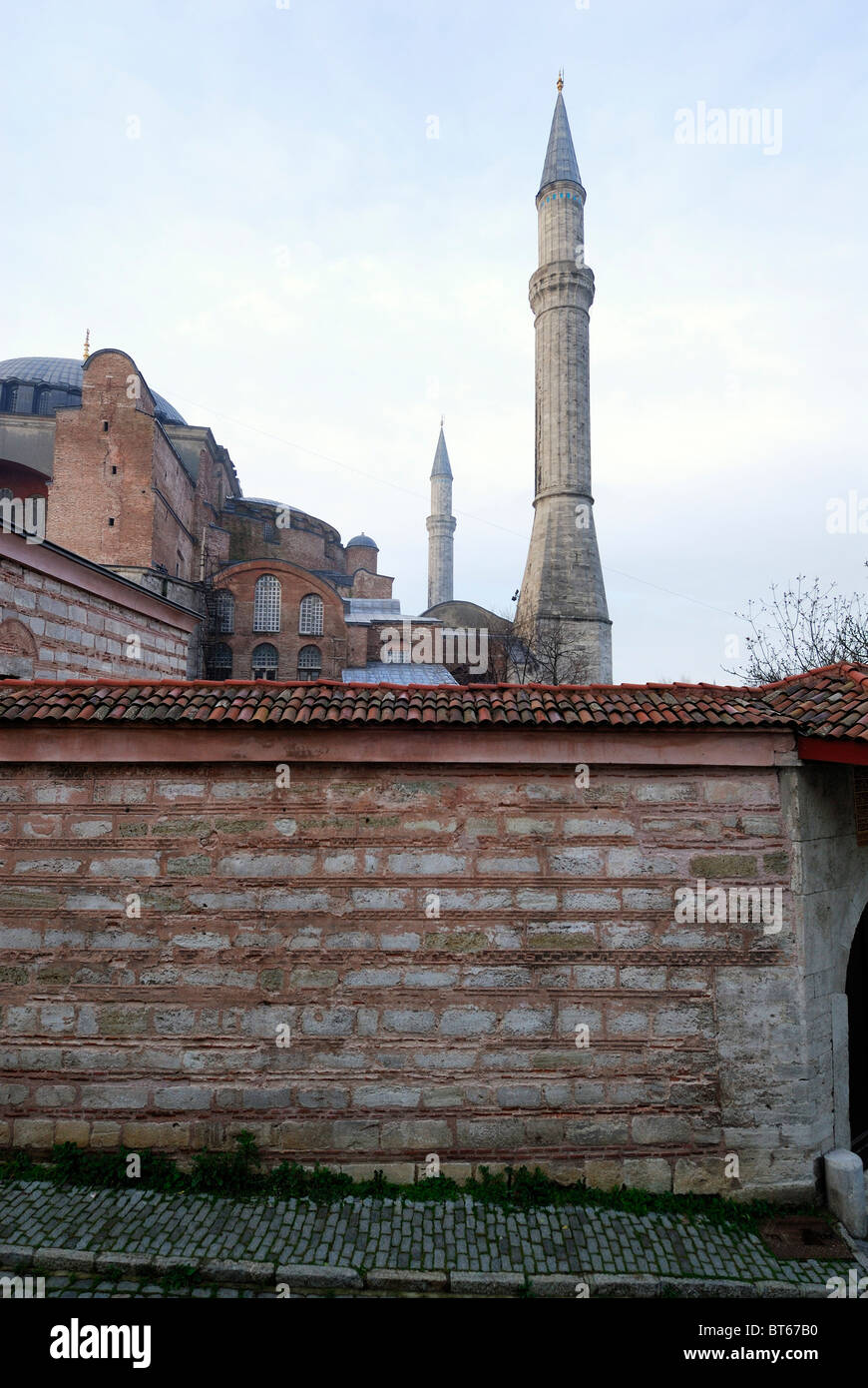 Estambul. Turquía. Vista del minarete de Aya Sofya / Santa Sofía, de la mezquita. Foto de stock