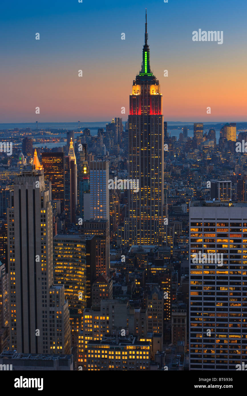 Vista de Manhattan hacia el edificio Empire State en la puesta de sol desde la cima de la roca, en el Rockefeller Plaza Foto de stock