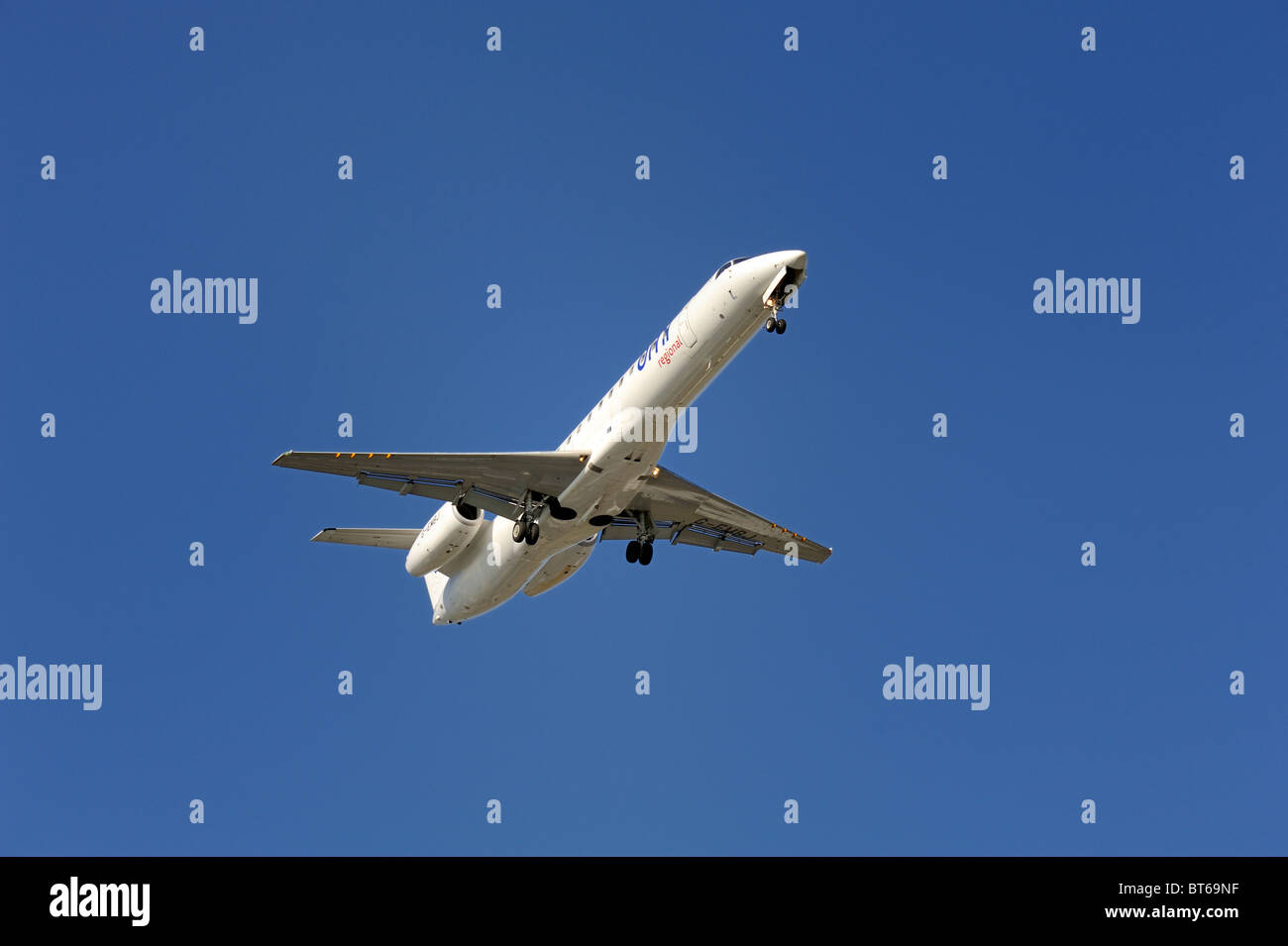 BMI regional jet de pasajeros que entran en la tierra Foto de stock