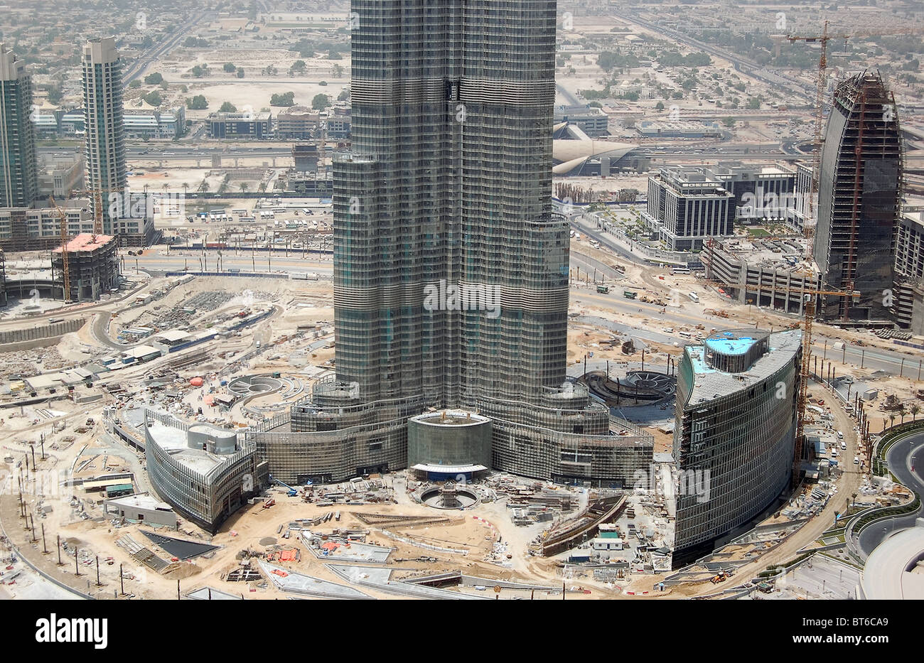 La fase de acabado de la construcción de Burj Dubai (Burj Khalifa), el rascacielos más alto del mundo, Dubai, Emiratos Árabes Unidos. Foto de stock