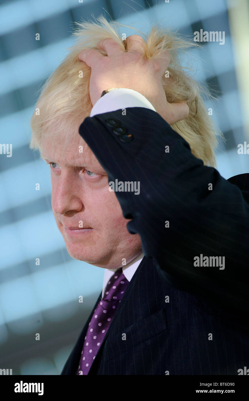 El Alcalde de Londres, Boris Johnson, responde a la revisión del gasto global del Gobierno, City Hall, Londres, 20 de octubre de 2010. Foto de stock