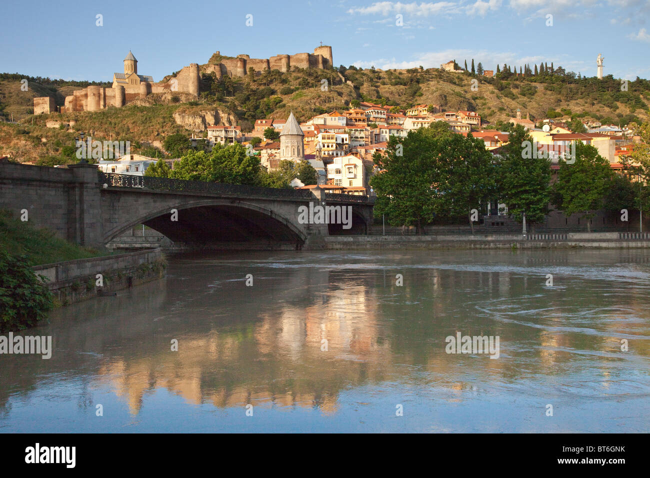 Río Kura, Castillo Narikala en Tbilisi, Georgia Foto de stock
