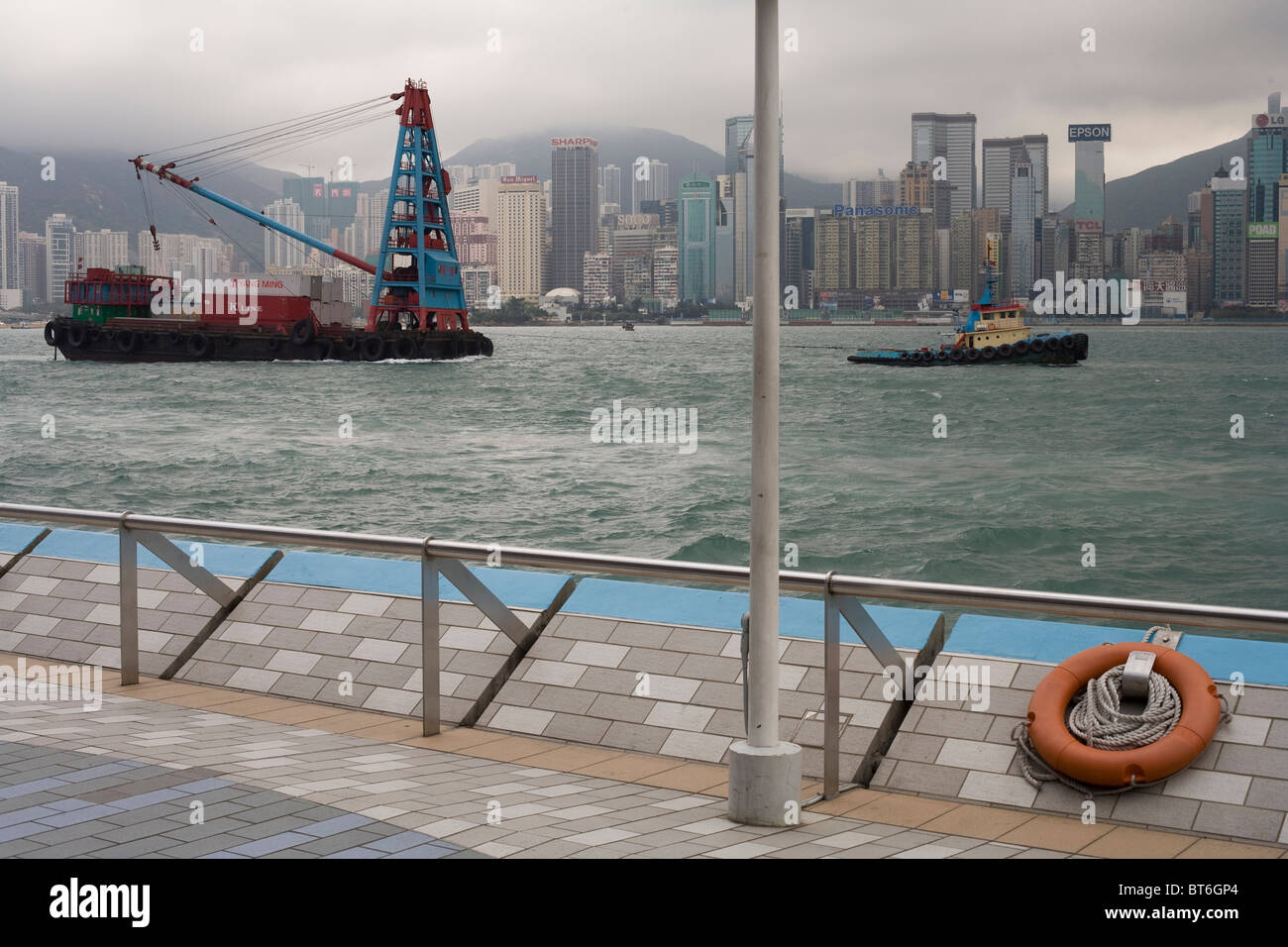 Horizonte y el buque Victoria Harbour de Hong Kong Foto de stock