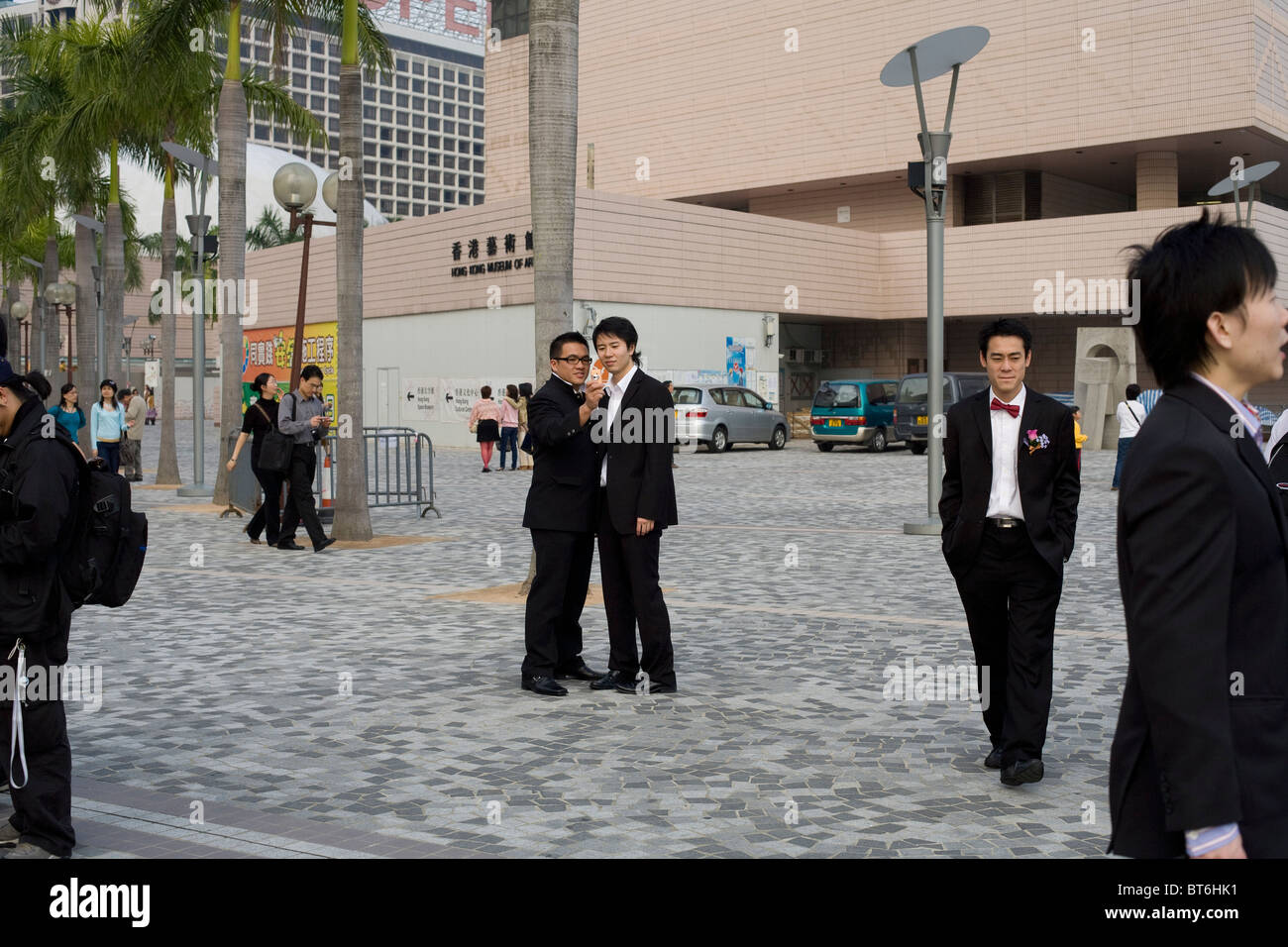Invitados de boda en frente del Museo de Arte,Hong Kong Foto de stock
