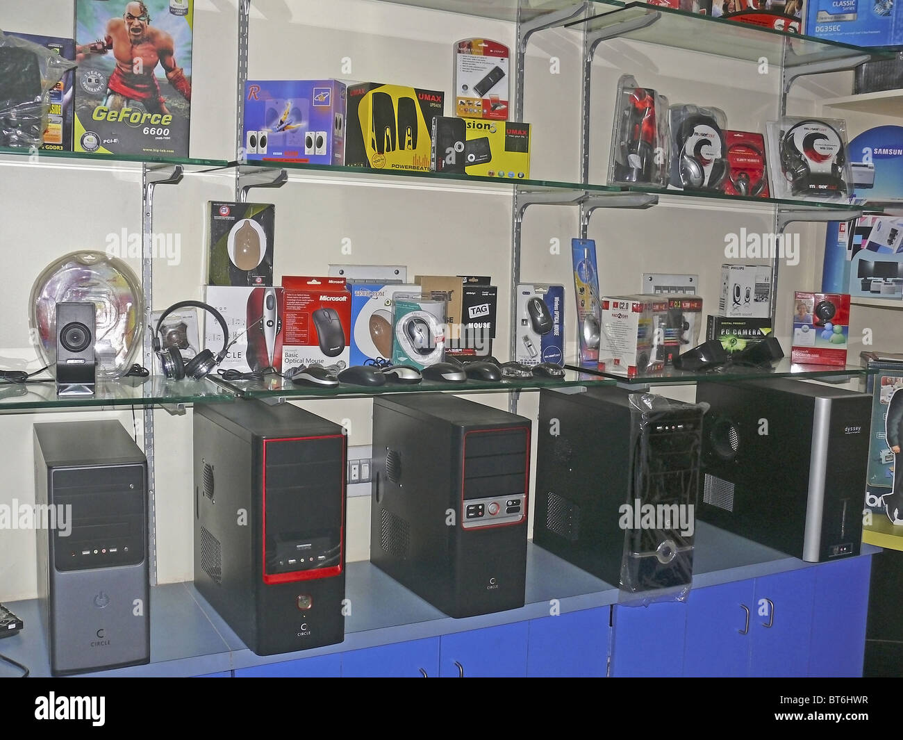 Equipo de CPU, unidad de procesamiento central y otros accesorios en una  tienda Fotografía de stock - Alamy