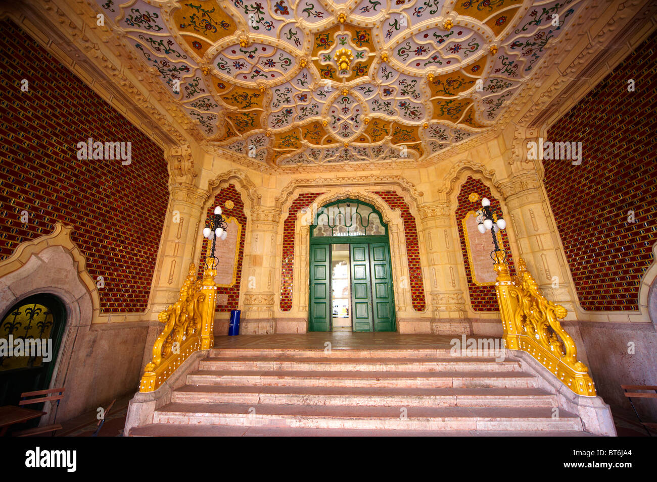 El hall de entrada del Art Nouveau Museo de Artes Aplicadas con Zolnay azulejos y cerámica barandillas. Budapest Hungría Foto de stock