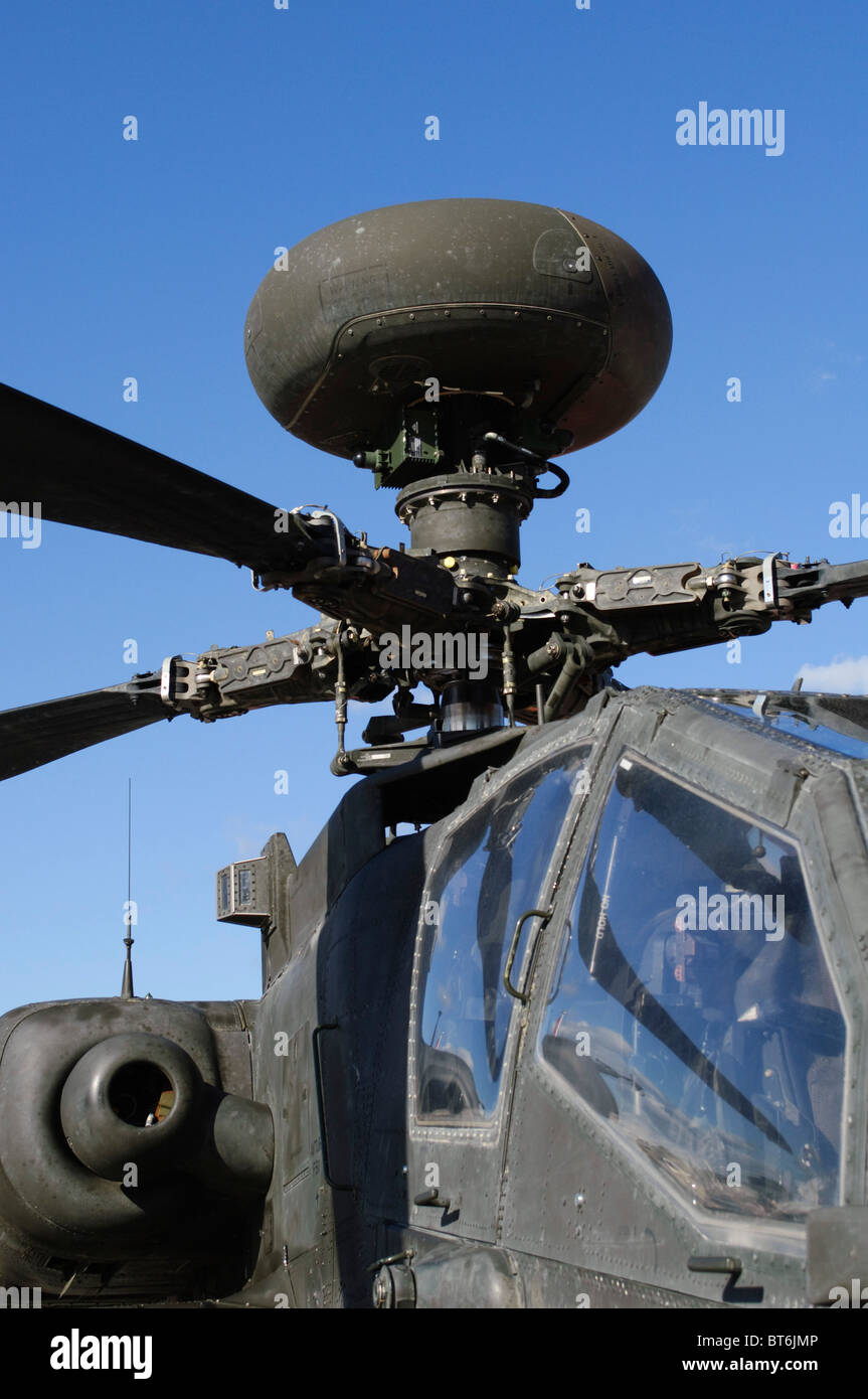 Cúpula de radar en un Westland WAH-64D Arco Apache AH1 operados por el Ejército del Aire en la presentación estática en el Salón Aeronáutico de Farnborough Foto de stock