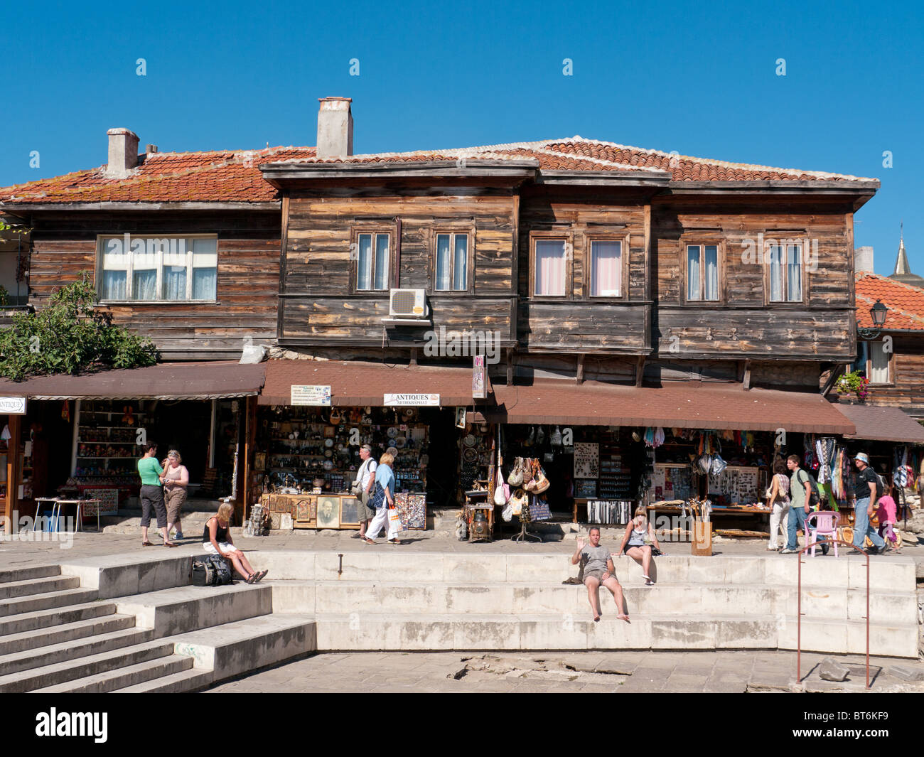 Tiendas y boutiques en las casas tradicionales en Nessebar, Bulgaria, Balcanes Foto de stock