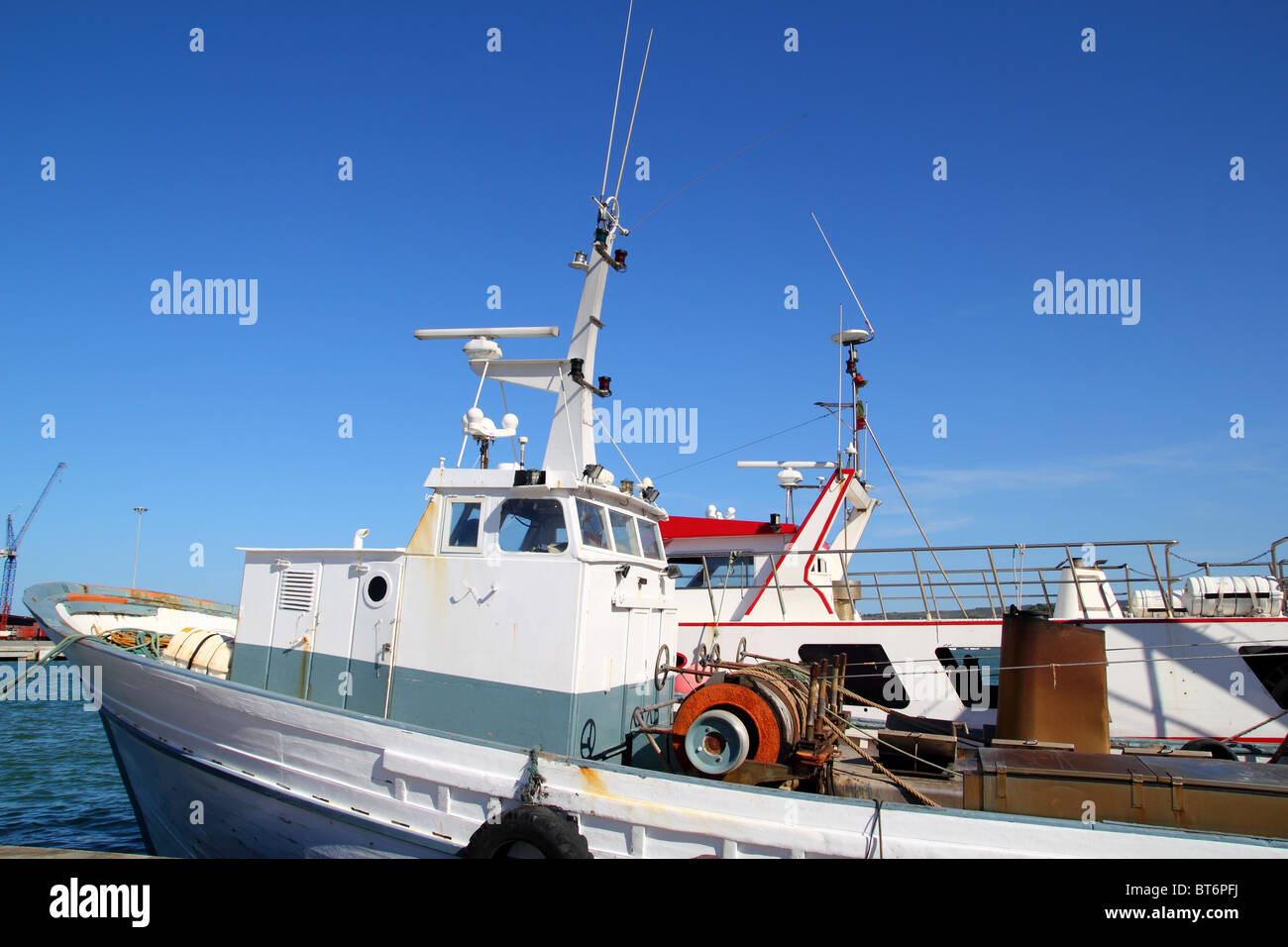 Fisher barco en puerto mediterráneo barcos de pesca profesional Fotografía  de stock - Alamy