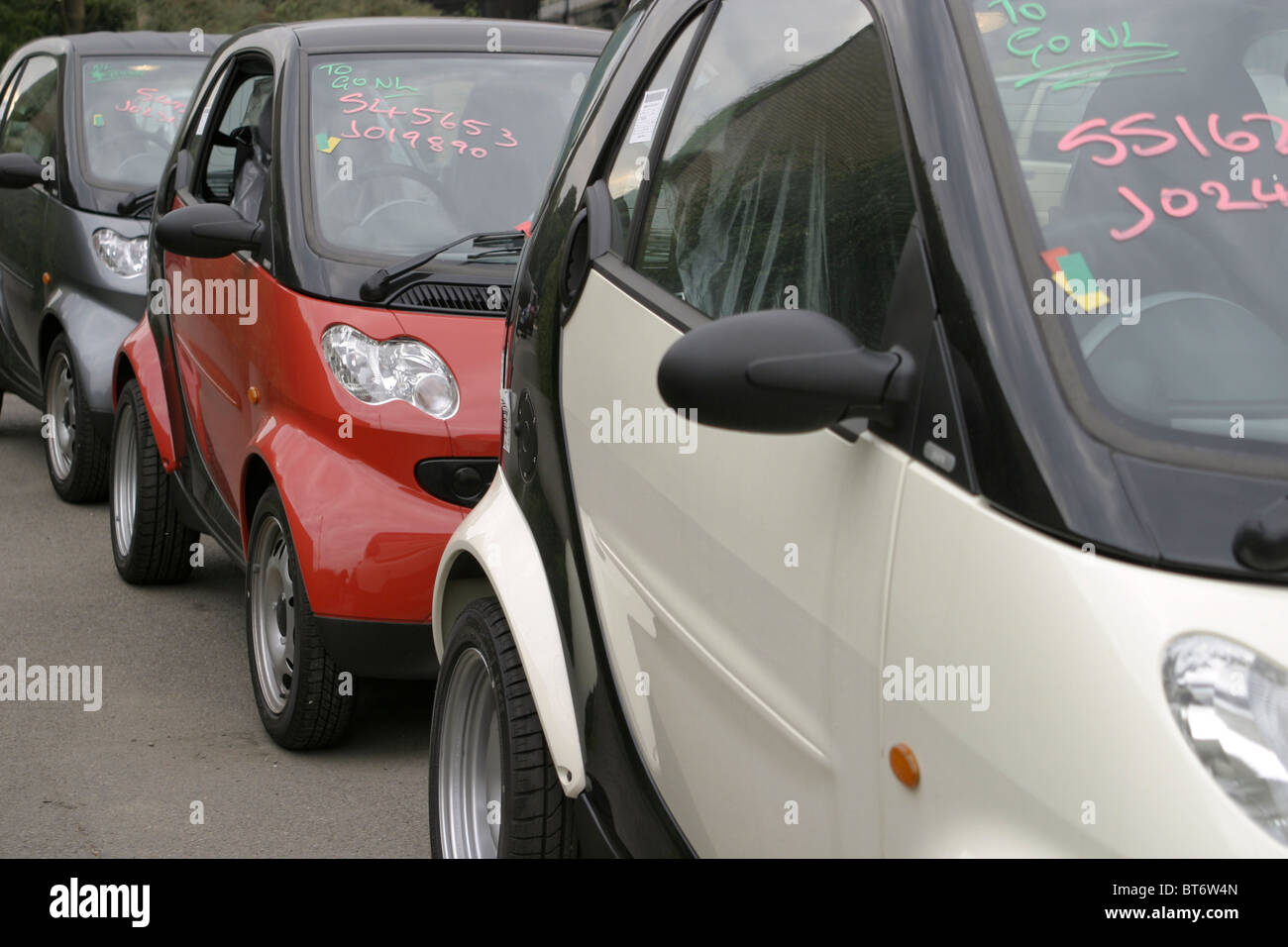 Los nuevos coches inteligentes en Smarts Centro minorista en el oeste de Londres Foto de stock