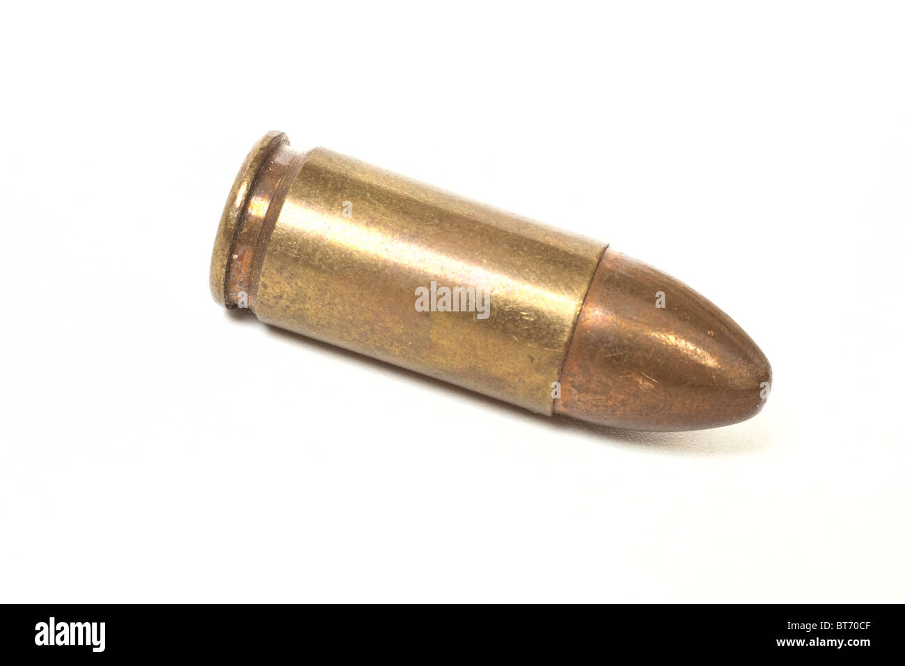 9mm bullet aislado sobre fondo blanco. Foto de stock