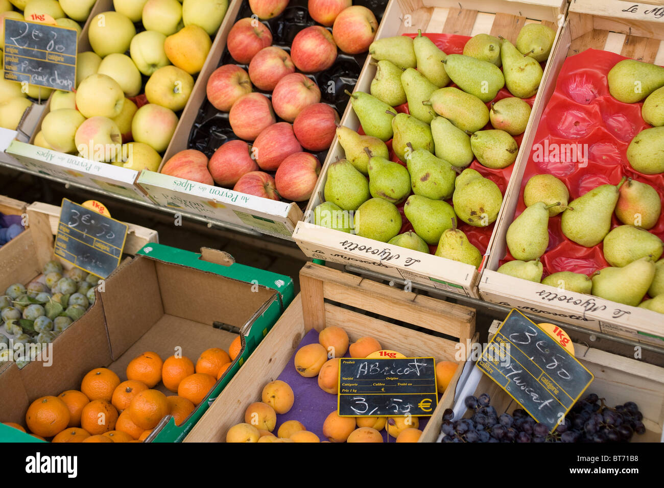 Frutas frescas para la venta en el mercado Foto de stock