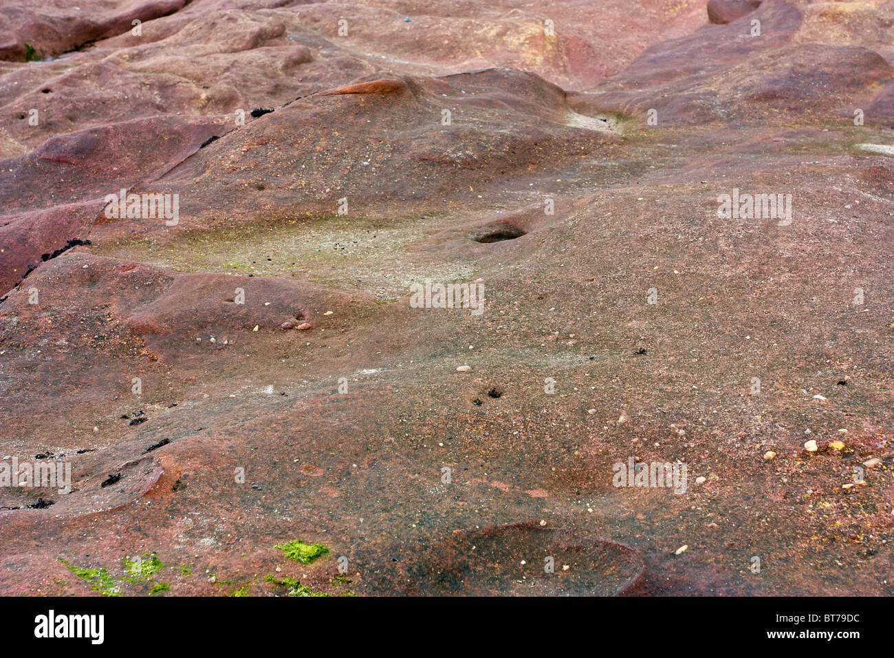 Fondo o textura de piedra o roca meteorizada ondulante del bajo la perspectiva. Foto de stock