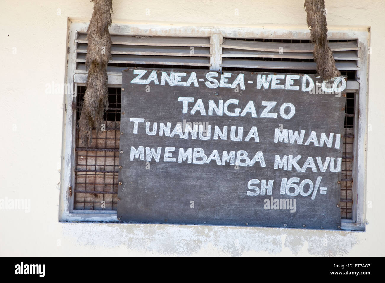 Jambiani, Zanzibar, Tanzania. Firmar ofreciendo comprar algas, 'Thin y  seco', alrededor de 12 céntimos por kilo Fotografía de stock - Alamy