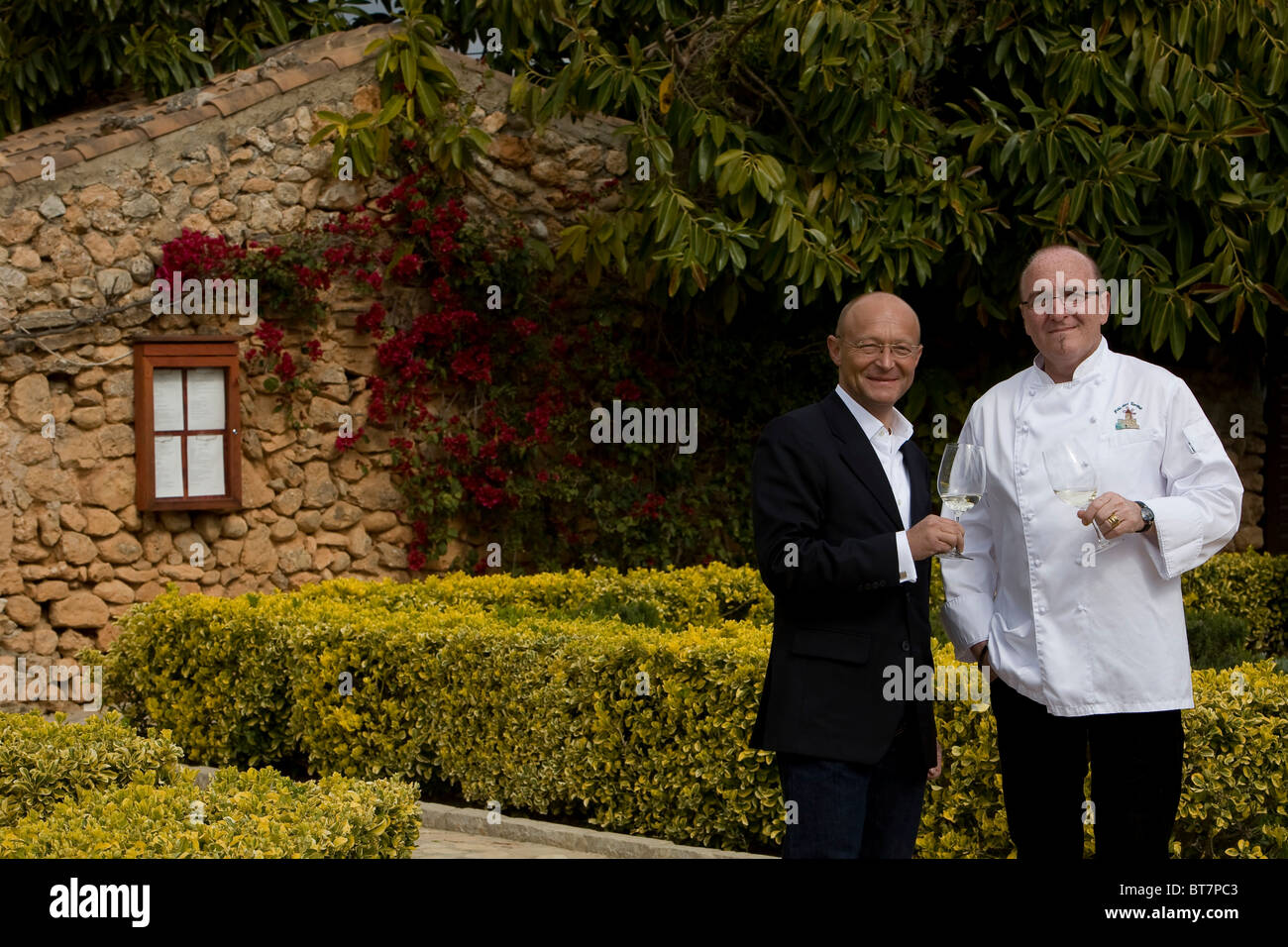 Enólogo Prof. Michael Popp, izquierda, Peter Himbert, jefe de cocina del restaurante Molí des Torrent, Santa María del Camí, Mallorca Foto de stock