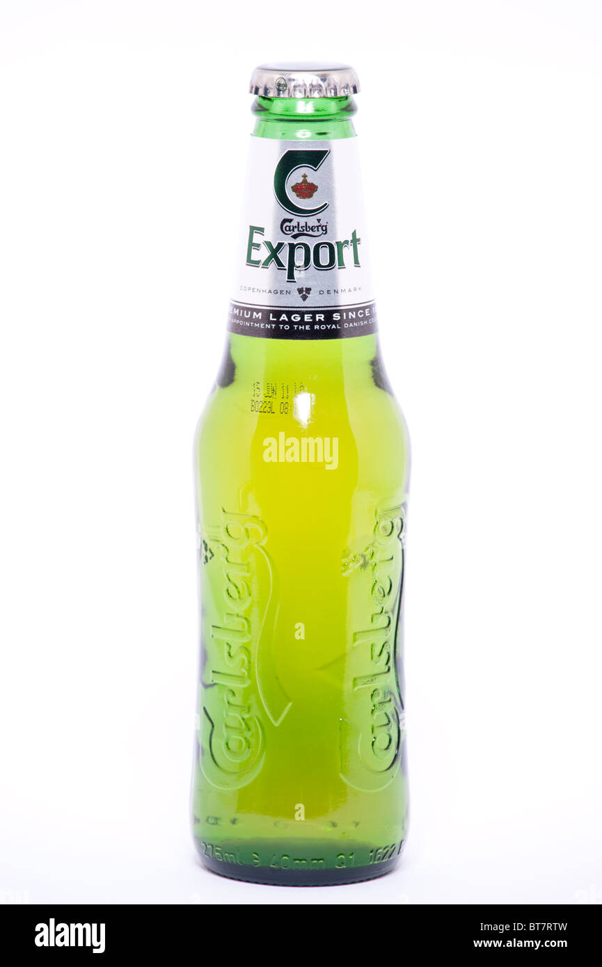 Una foto de una botella de cerveza Carlsberg Export fuerte contra un fondo blanco. Foto de stock