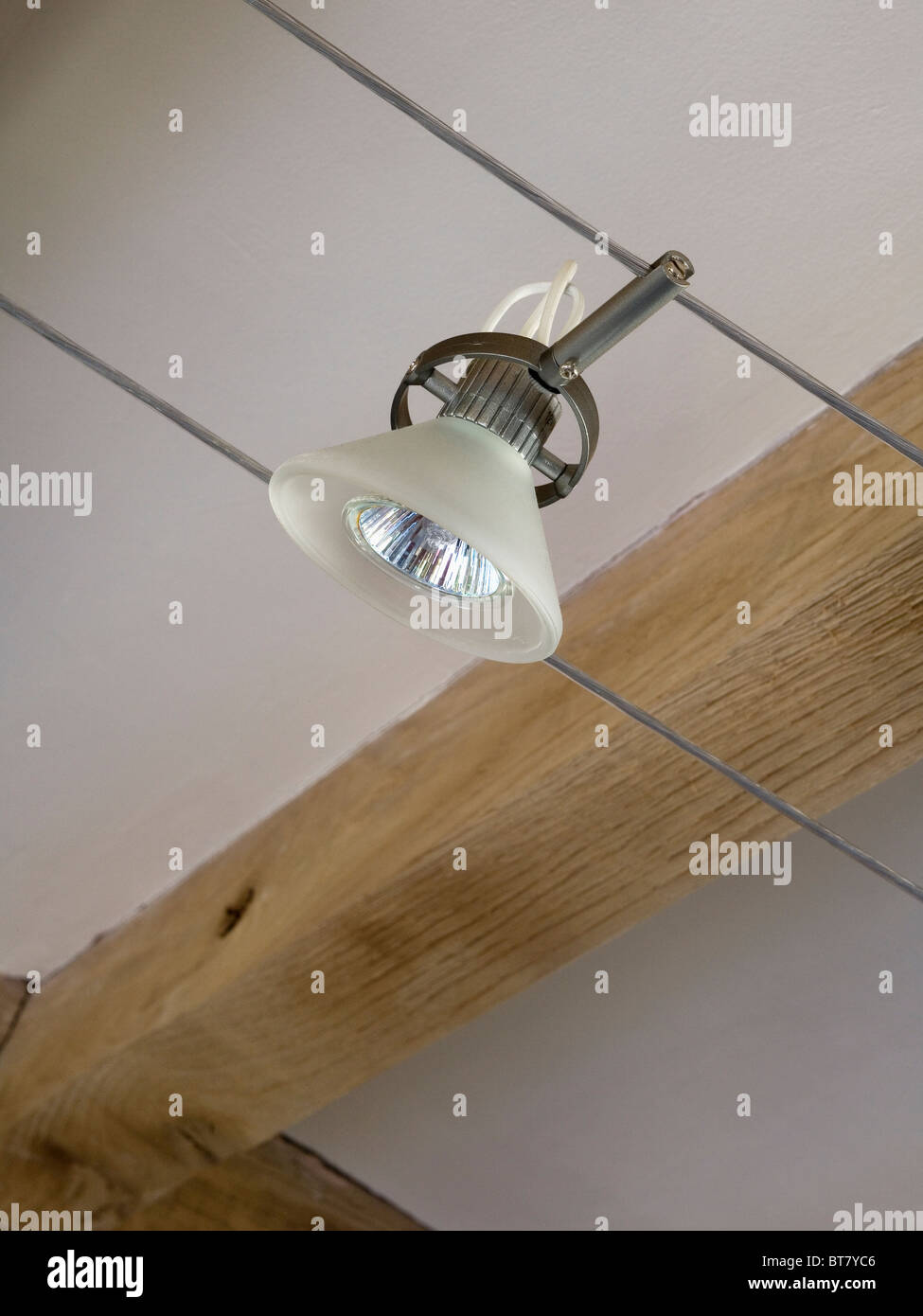 Close-up de luz halógena blanca sobre las pistas de metal en el techo con  vigas de madera Fotografía de stock - Alamy
