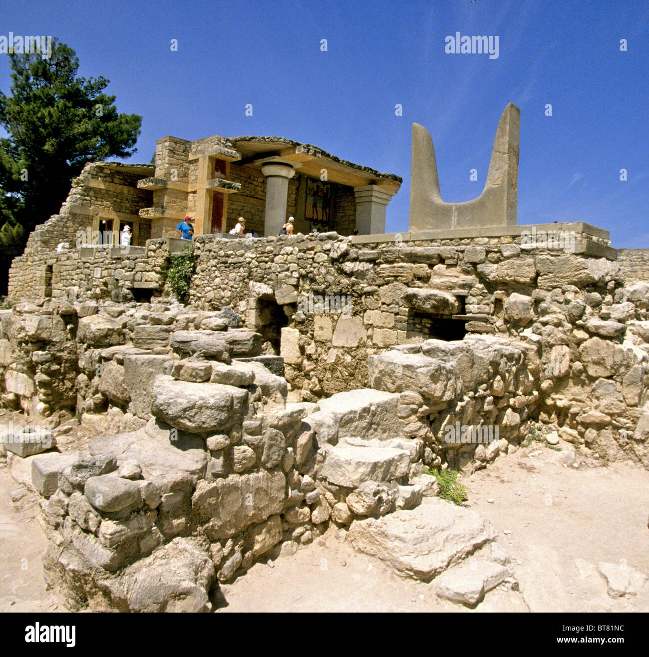 Palacio de Knossos en Creta. Este es el sur propilea del palacio con los sagrados Cuernos dobles. Foto de stock