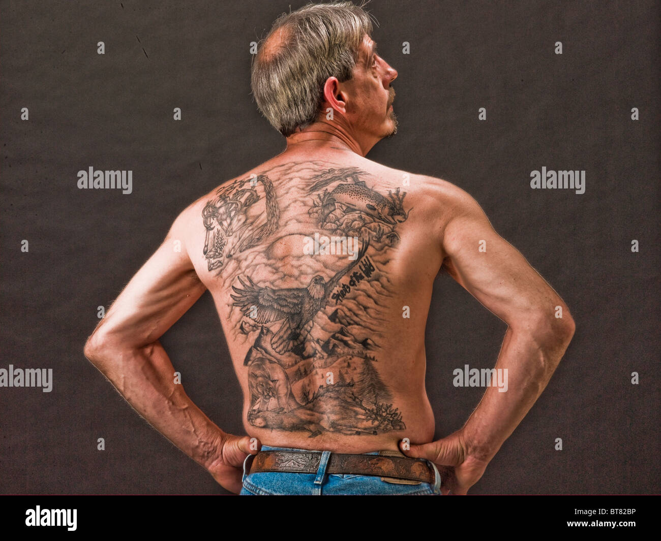 Un hombre w exclusivo arte del tatuaje de fauna y flora silvestres, animales, peces, ciervos, caza, pesca, tema sobre áreas de la parte superior del cuerpo, la espalda, el pecho. Foto de stock