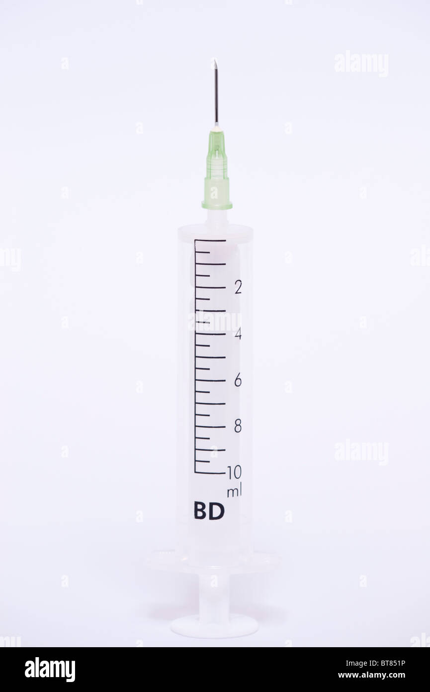 Una foto de una jeringa y aguja contra un fondo blanco. Foto de stock