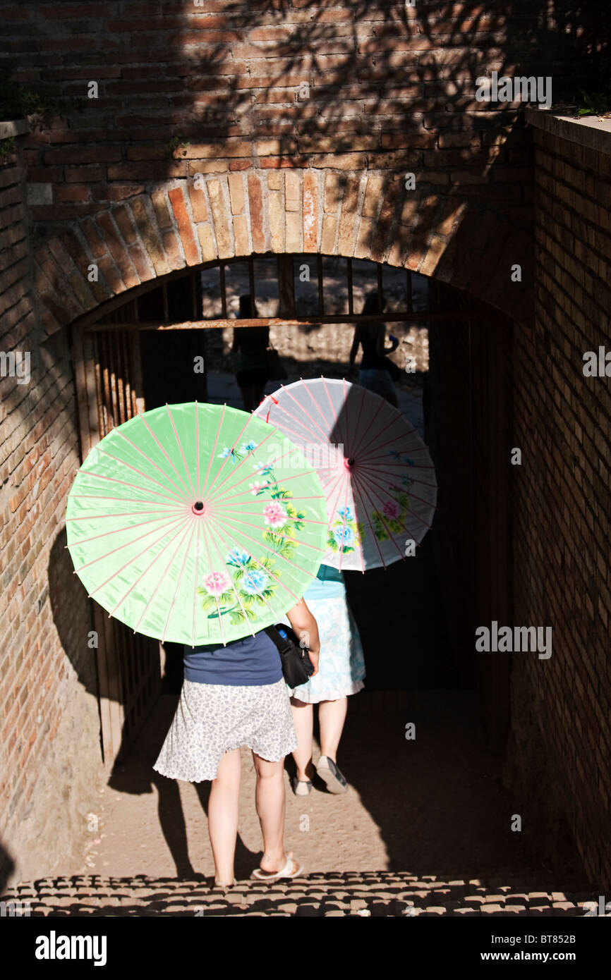 no pagado Asado Fonética Las mujeres turistas con sombrilla visitando el Foro Romano. Roma, Italia  Fotografía de stock - Alamy