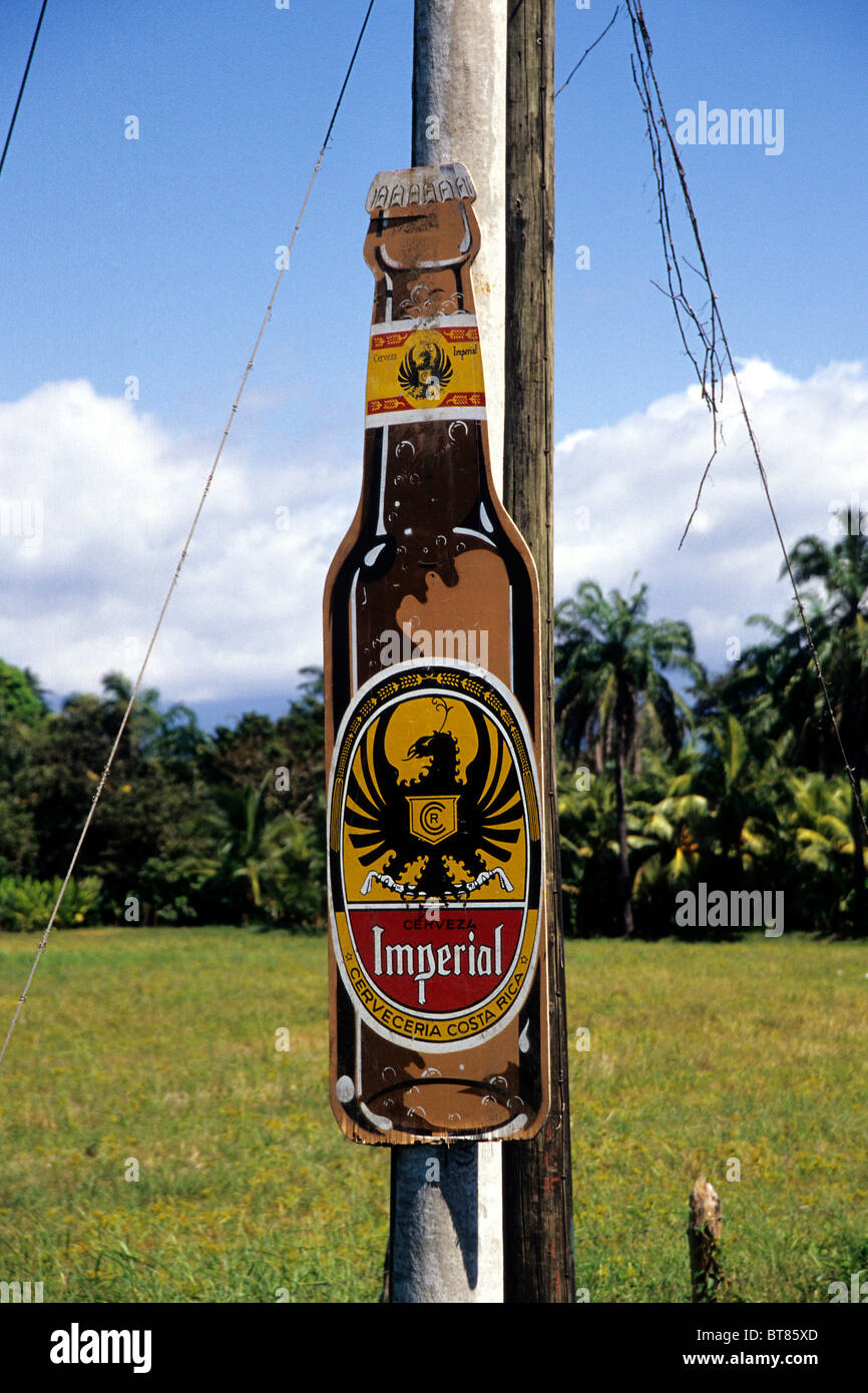 Botella de Cerveza en un polo de poder, un anuncio para la cerveza Imperial, cerca de Quepos, Costa Rica, del Océano Pacífico, América Central Foto de stock